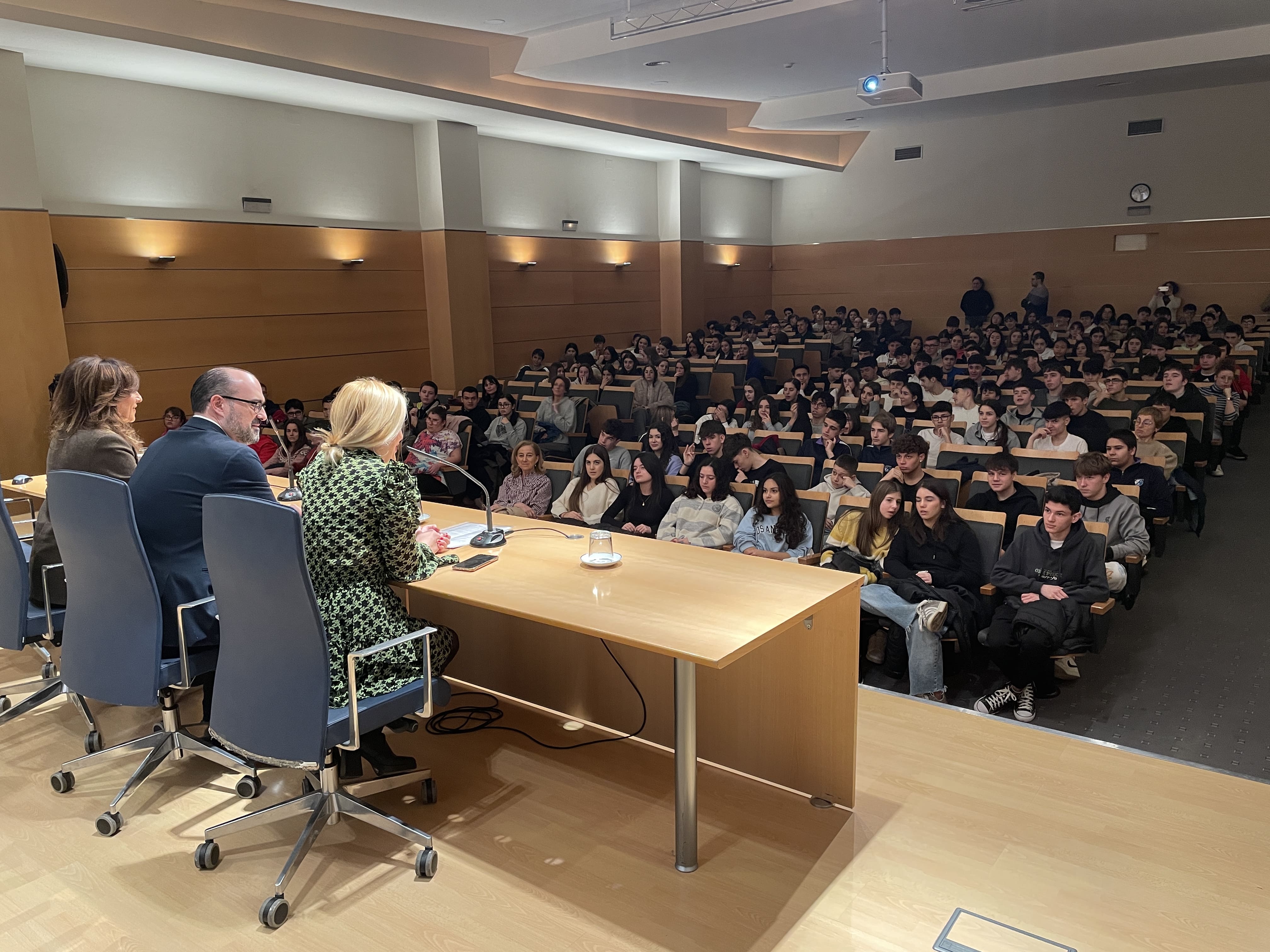 Un instante de la ponencia de Hilde Pérez en Ponferrada. | JAVIER FERNÁNDEZ