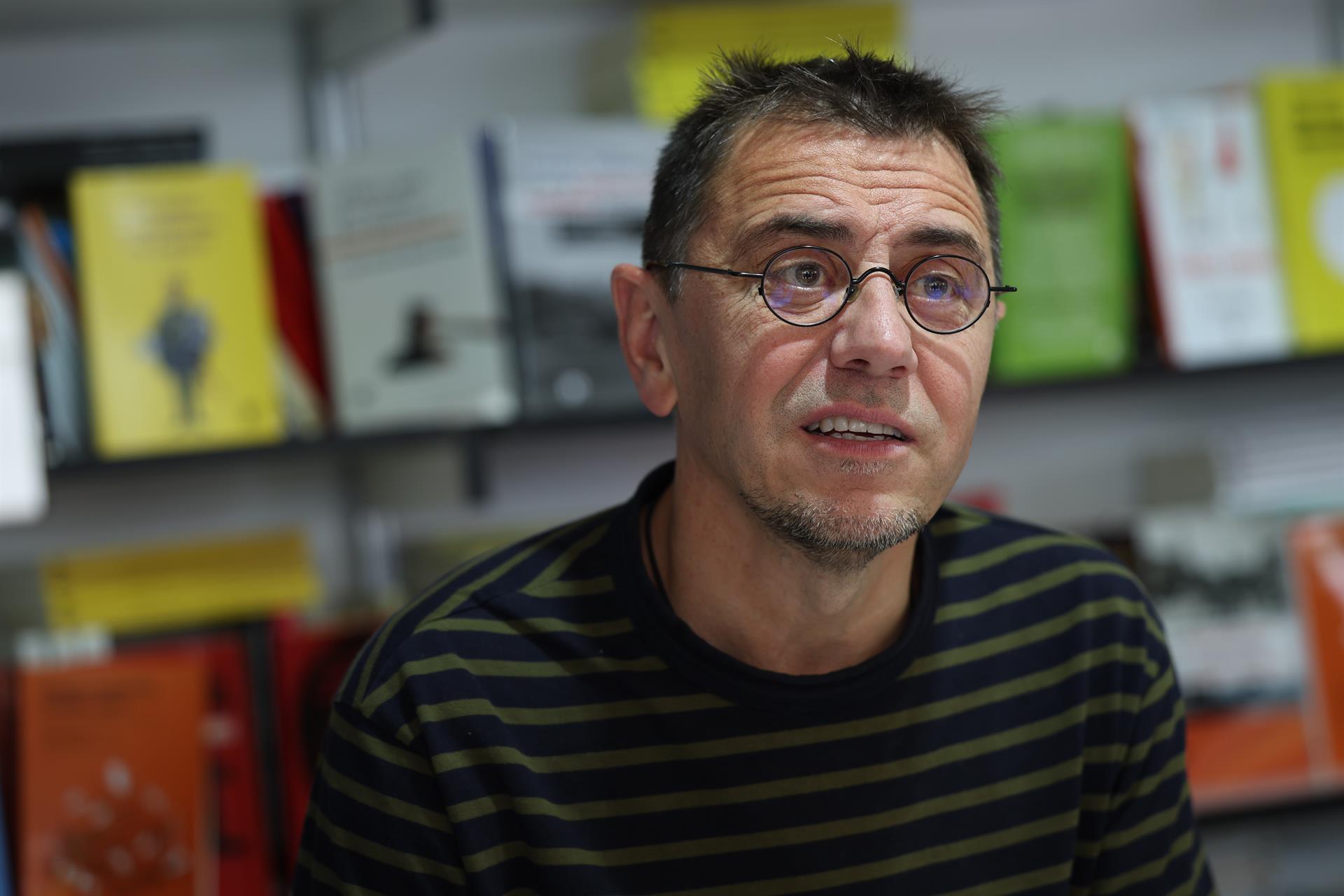 Archivo - El cofundador de Podemos, Juan Carlos Monedero, durante la 82ª Feria del Libro de Madrid, en el Parque del Retiro, a 11 de junio de 2023, en Madrid (España). ISABEL INFANTES (EUROPA PRESS)