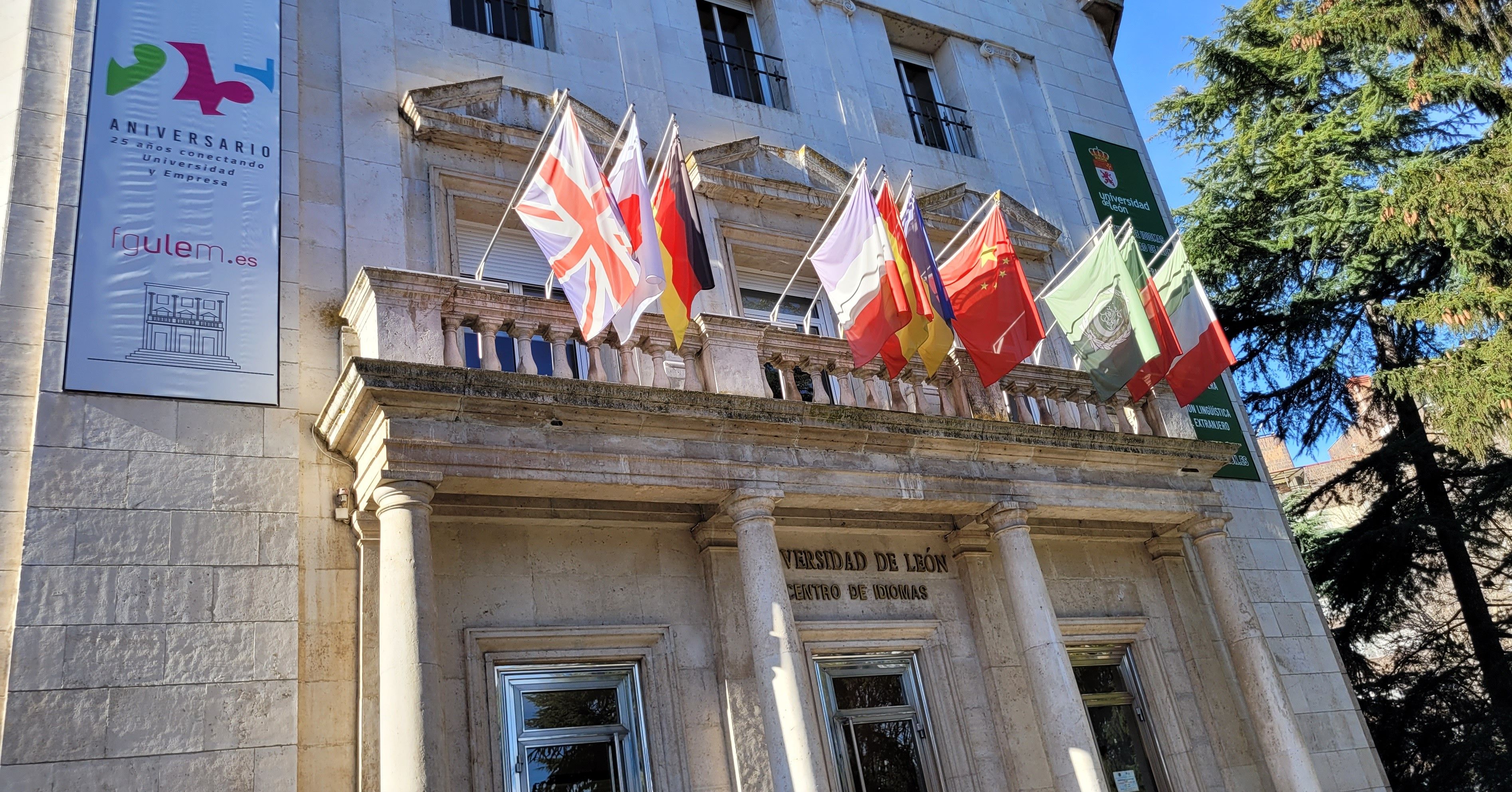 Está situado en el antiguo edificio de la Escuela de Comercio.