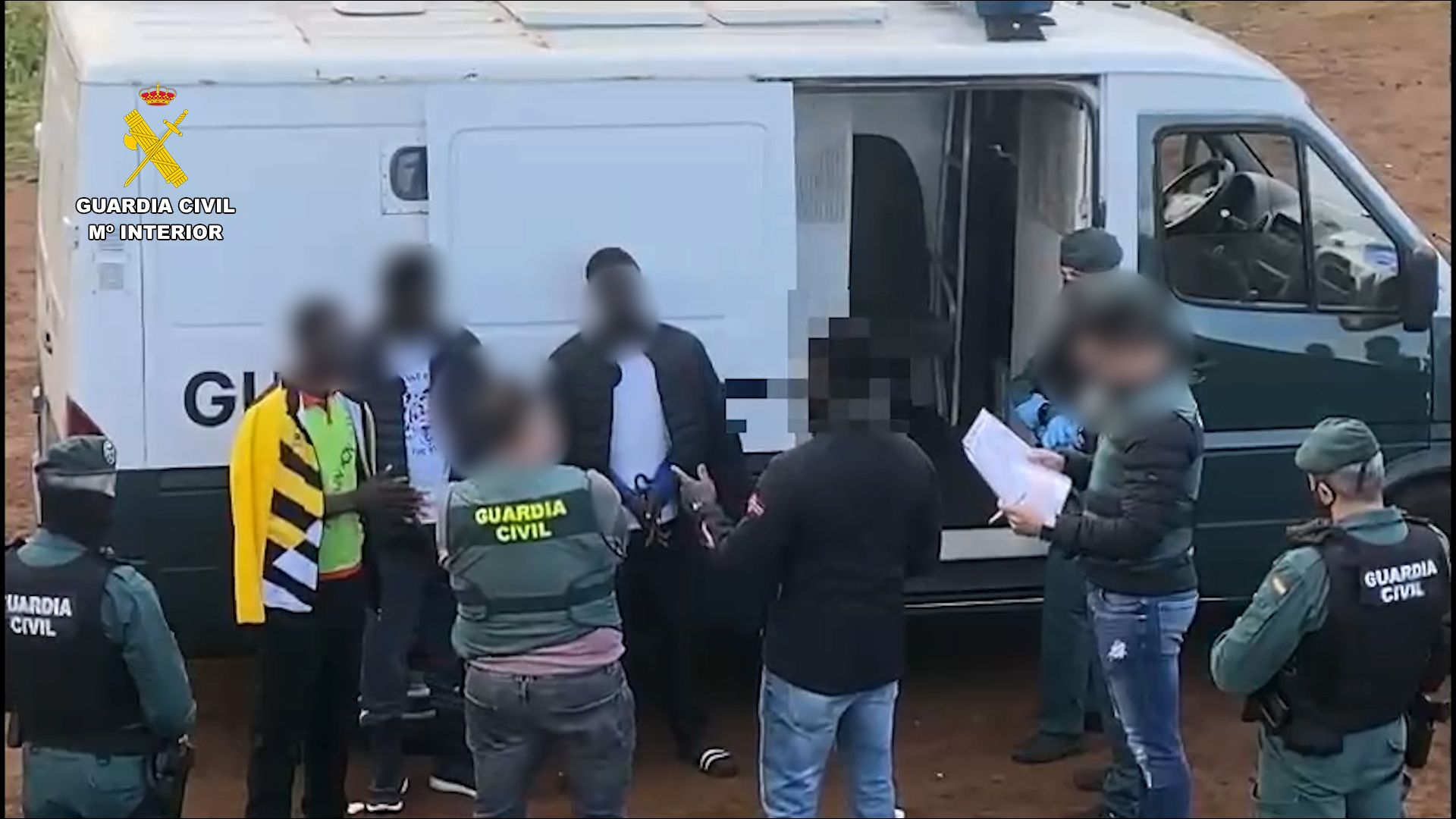 Imagen de una de las detenciones facilitada este miércoles por parte de la Guardia Civil. L.N.C.