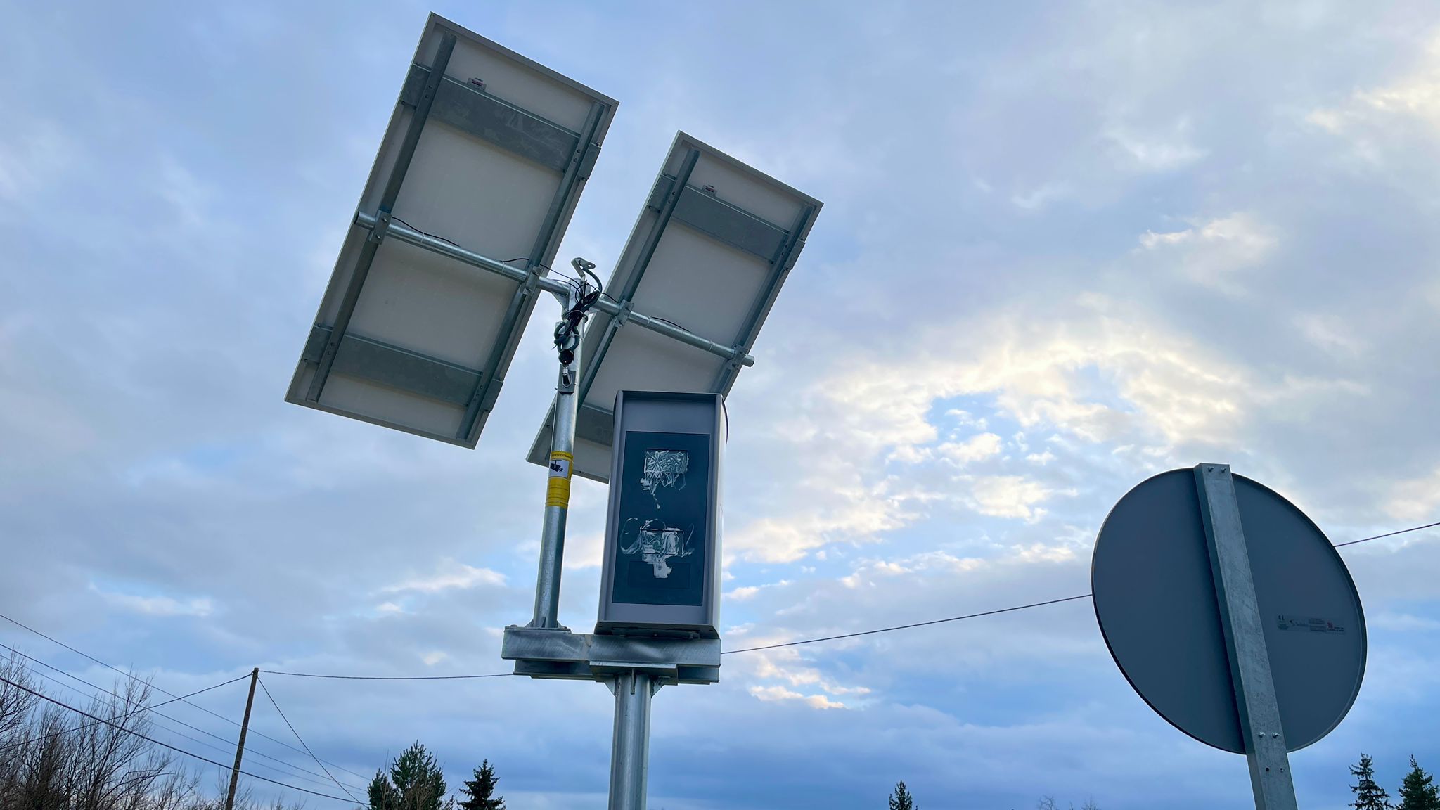 Aparece vandalizado el nuevo radar de la carretera del Torío. | L.N.C.