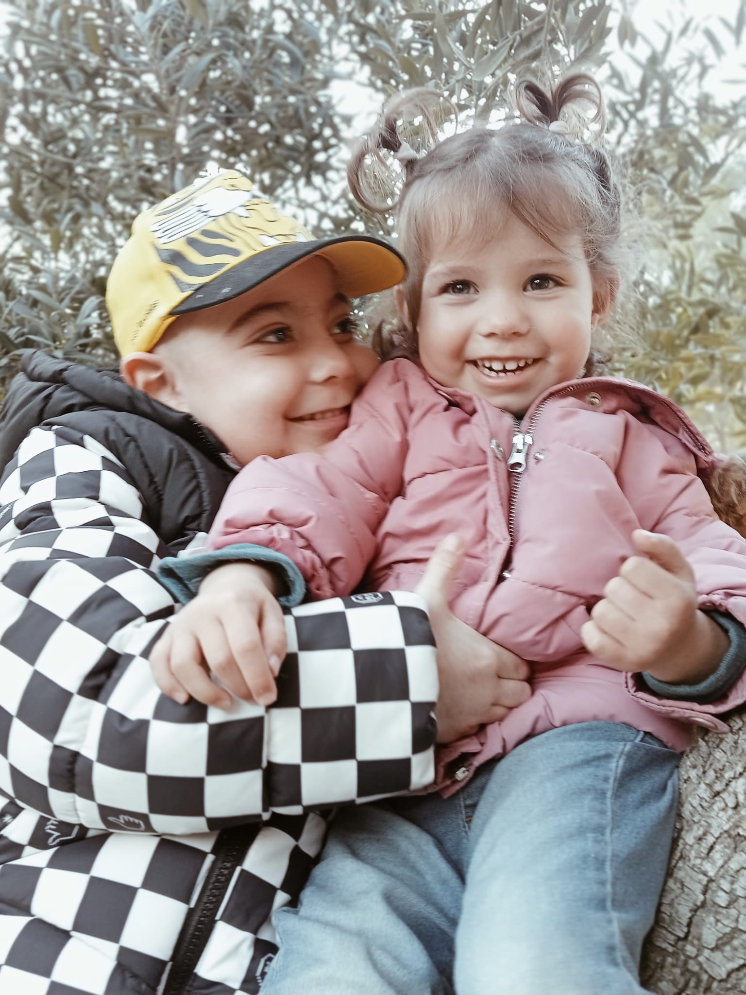 Guzmán junto a su hermana Valeria, de quien recibió el trasplante de médula. | L.N.C.