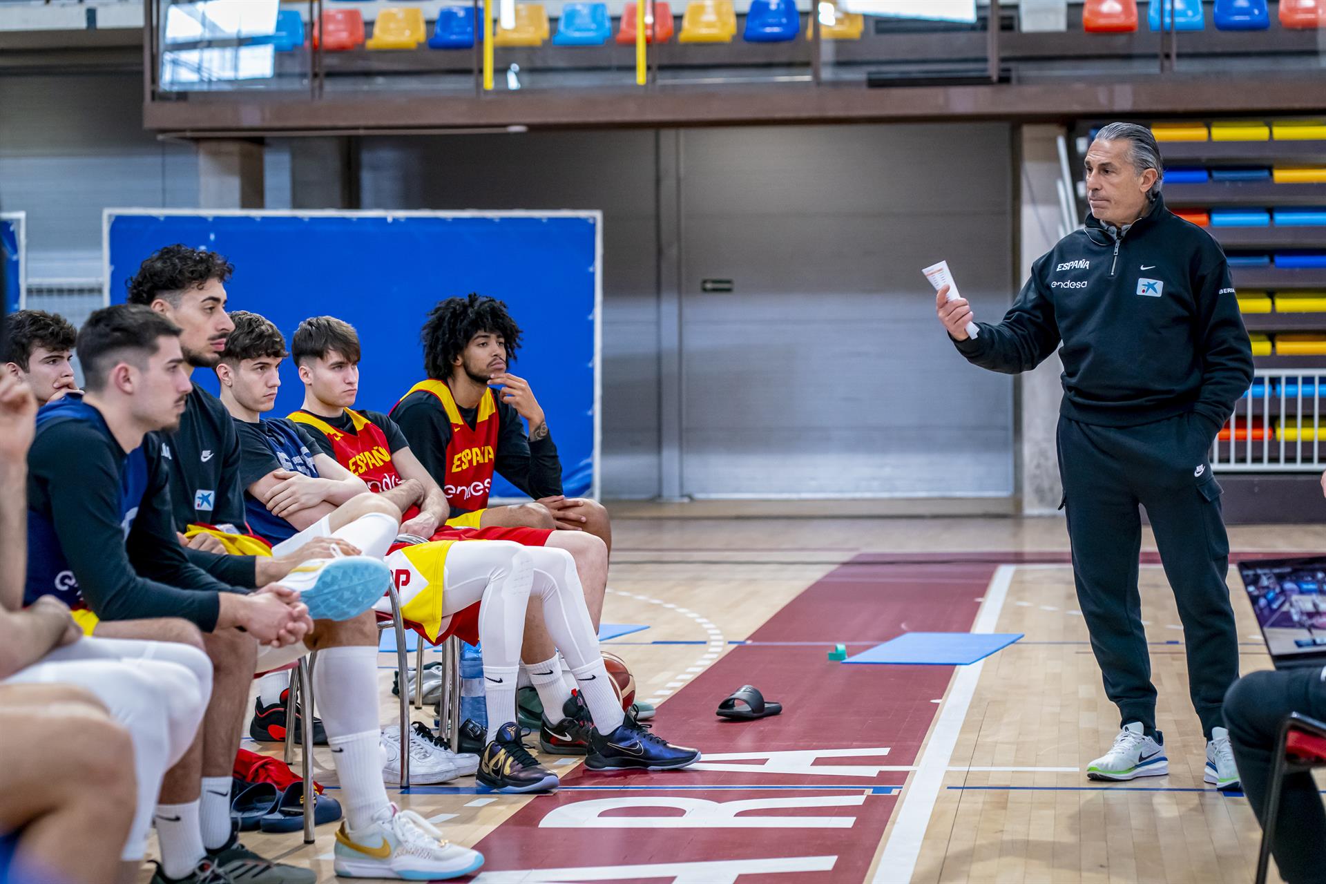 Scariolo da instrucciones a sus jugadores durante la concentración de España enGuadalajara previa al partido de este jueves en Letonia y al del domingo en León. FEB