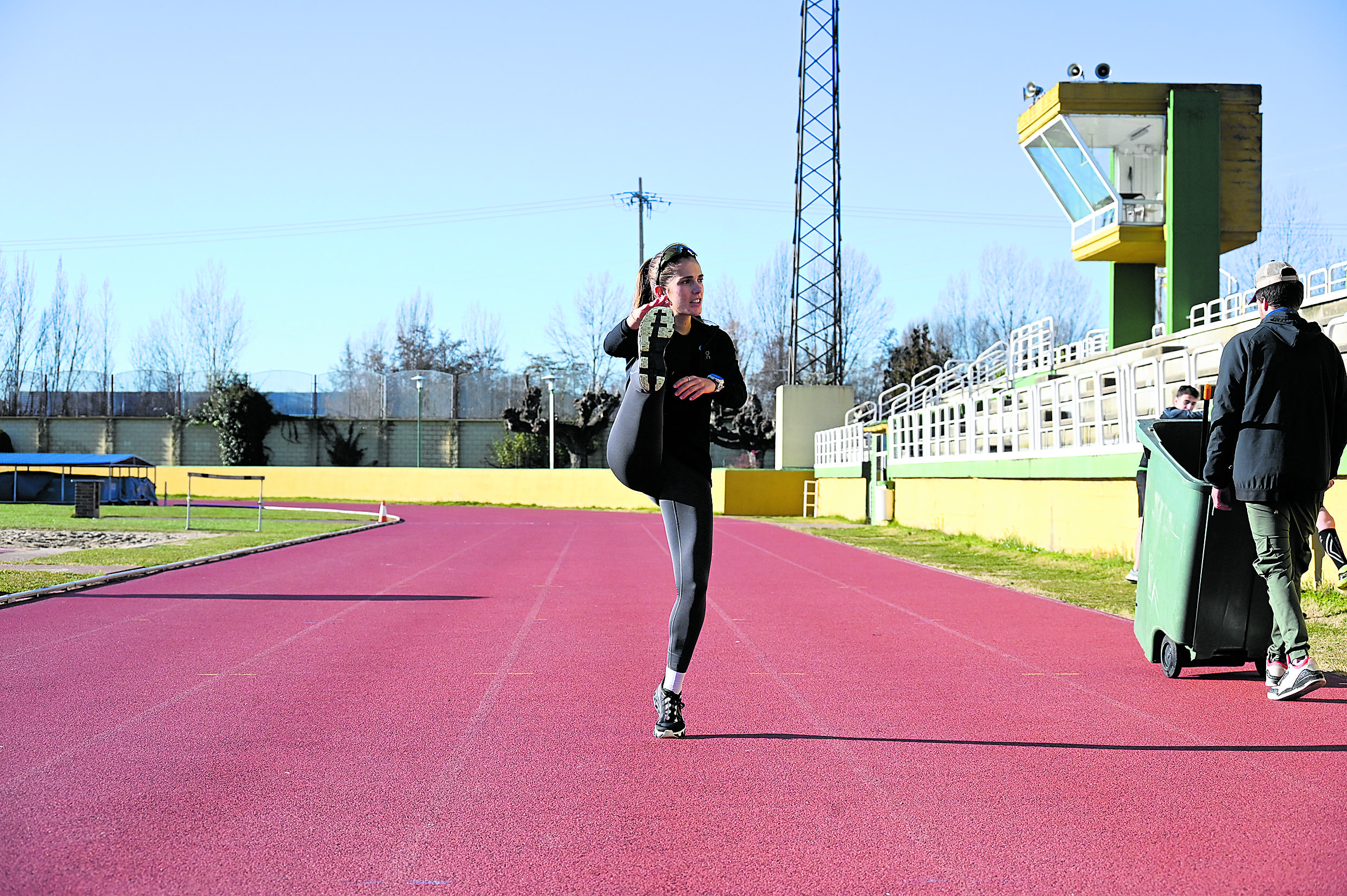 Marta García, durante uno de sus entrenamientos en el Estadio Hispánico. SAÚL ARÉN