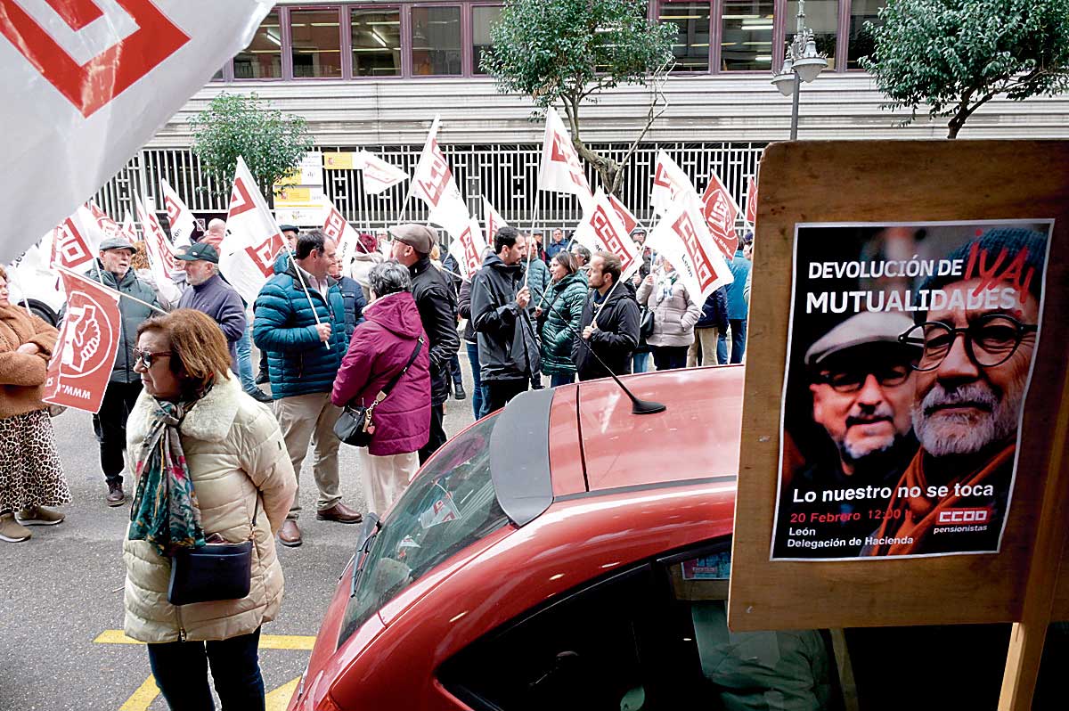 Manifestación de pensionistas y jubilados de León, convocada por sindicatos. | MAURICIO PEÑA