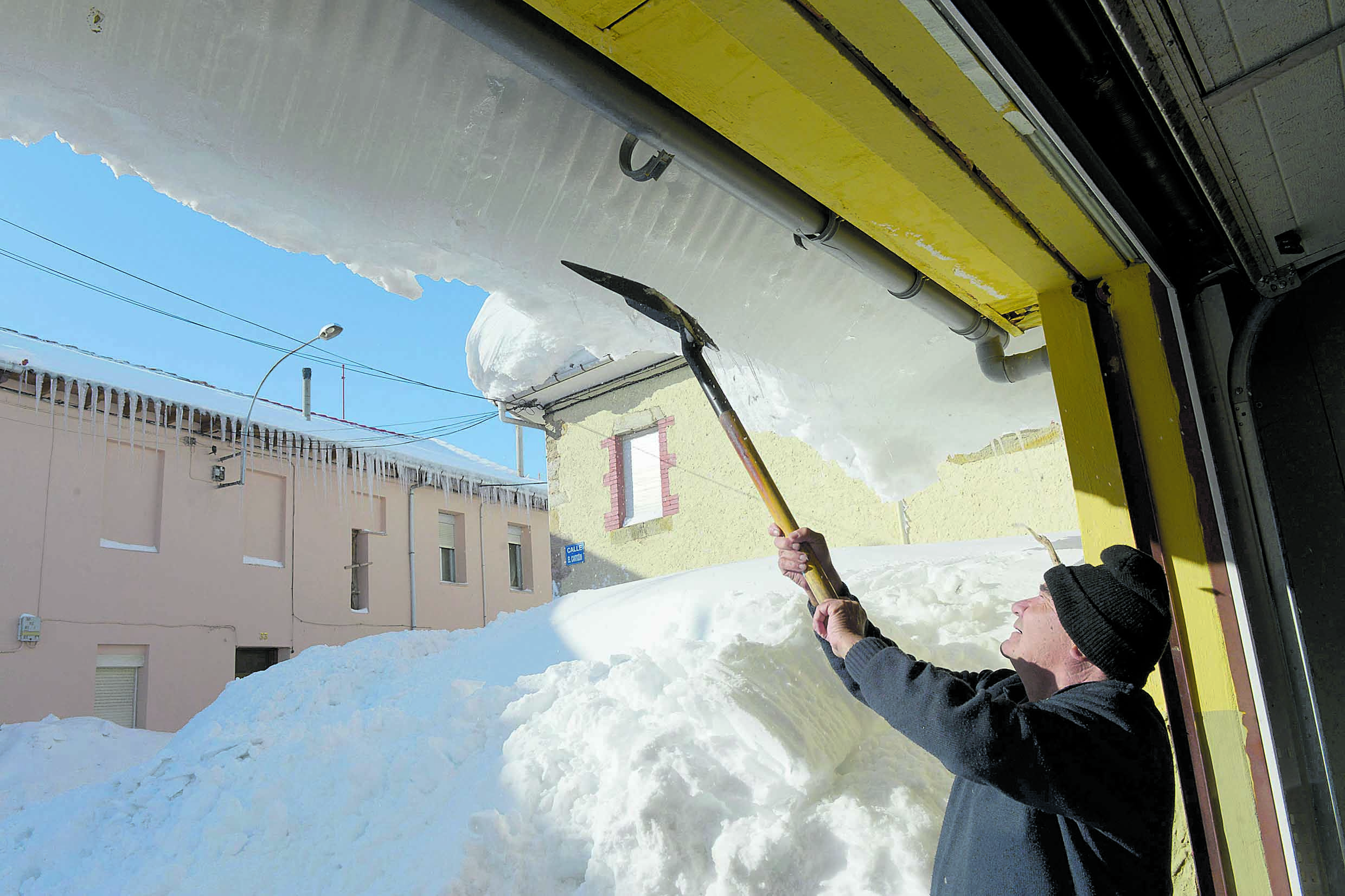 Un vecino de Rodiezmo retirando nieve del temporal de febrero de 2015. | MAURICIO PEÑA