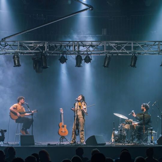 El guitarrista Carlos Gotero, la violinista y compositora María de la Flor y el batería Marc Pynol en concierto.CISNITO