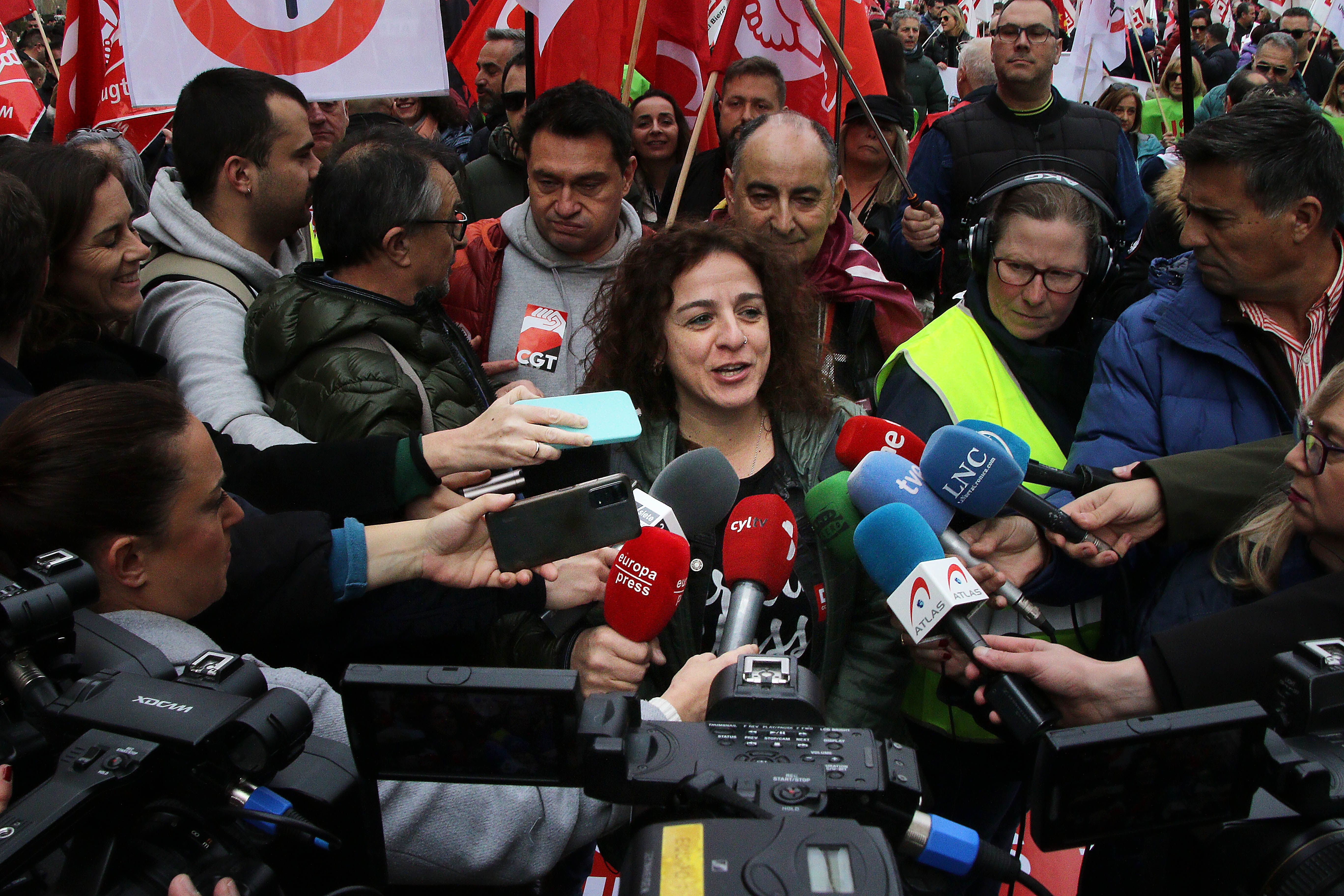 La secretaria provincial de CCOO, Elena Blasco, al inicio de la manifestación del 16-F. | PEIO GARCÍA (ICAL)