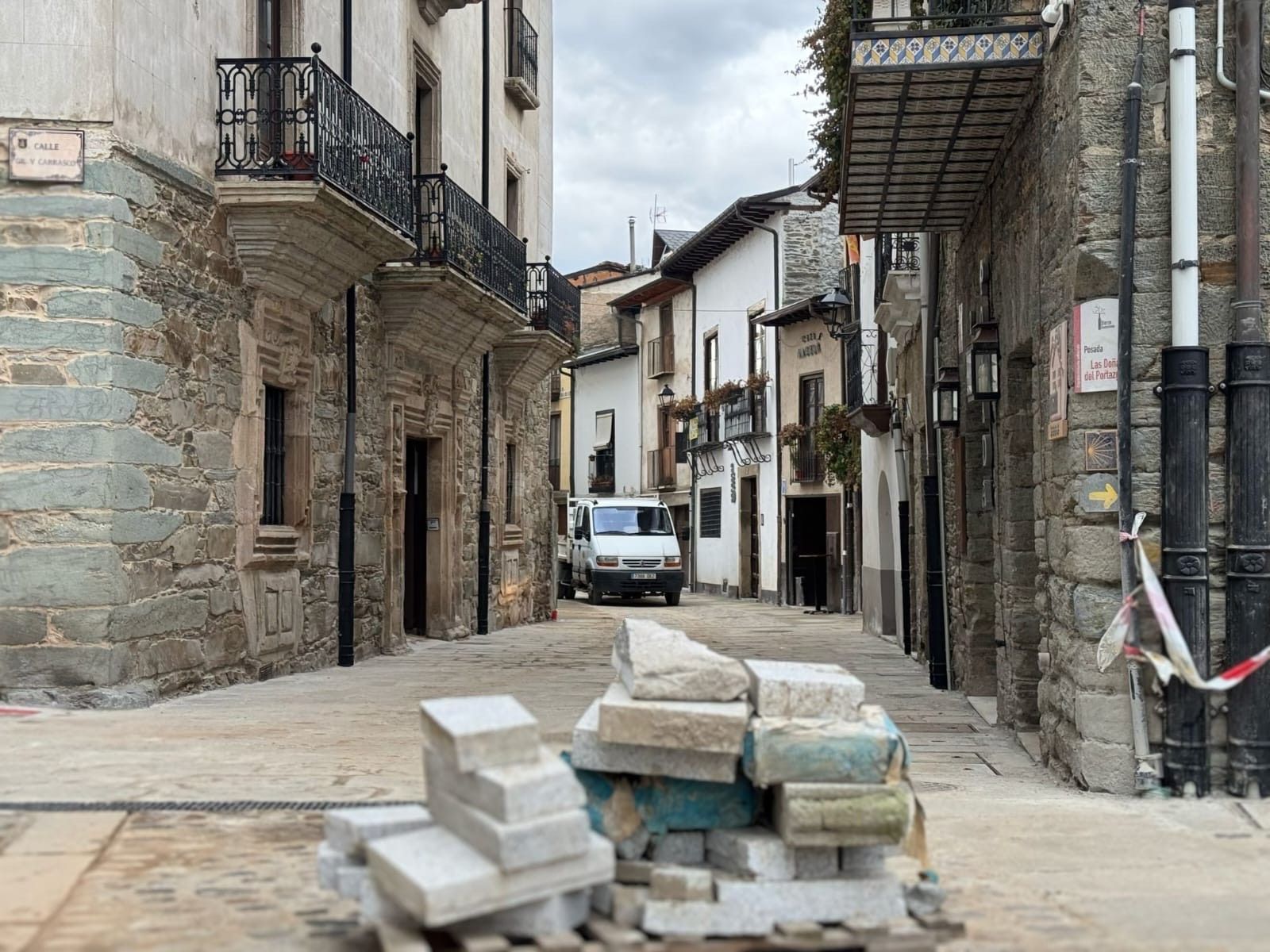 Obras en la calle del Agua, en Villafranca del Bierzo.