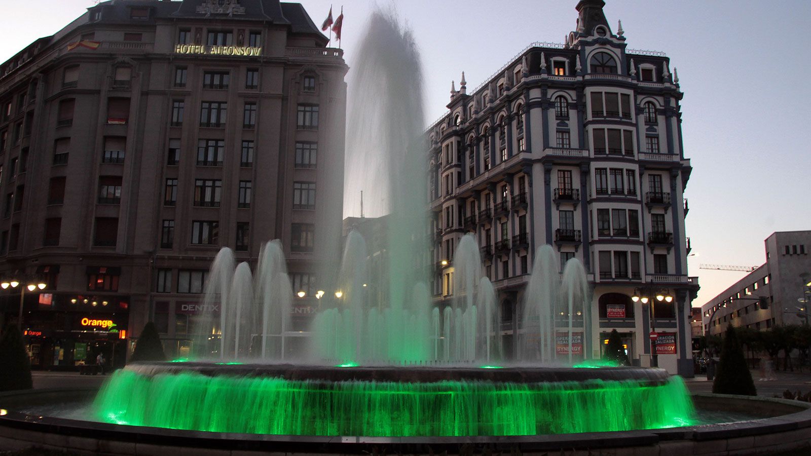 La fuente de Santo Domingo iluminada con el color de la enfermedad en el Día Mundial contra la Esclerosis Lateral Amiotrófica. | PEIO GARCÍA (ICAL)