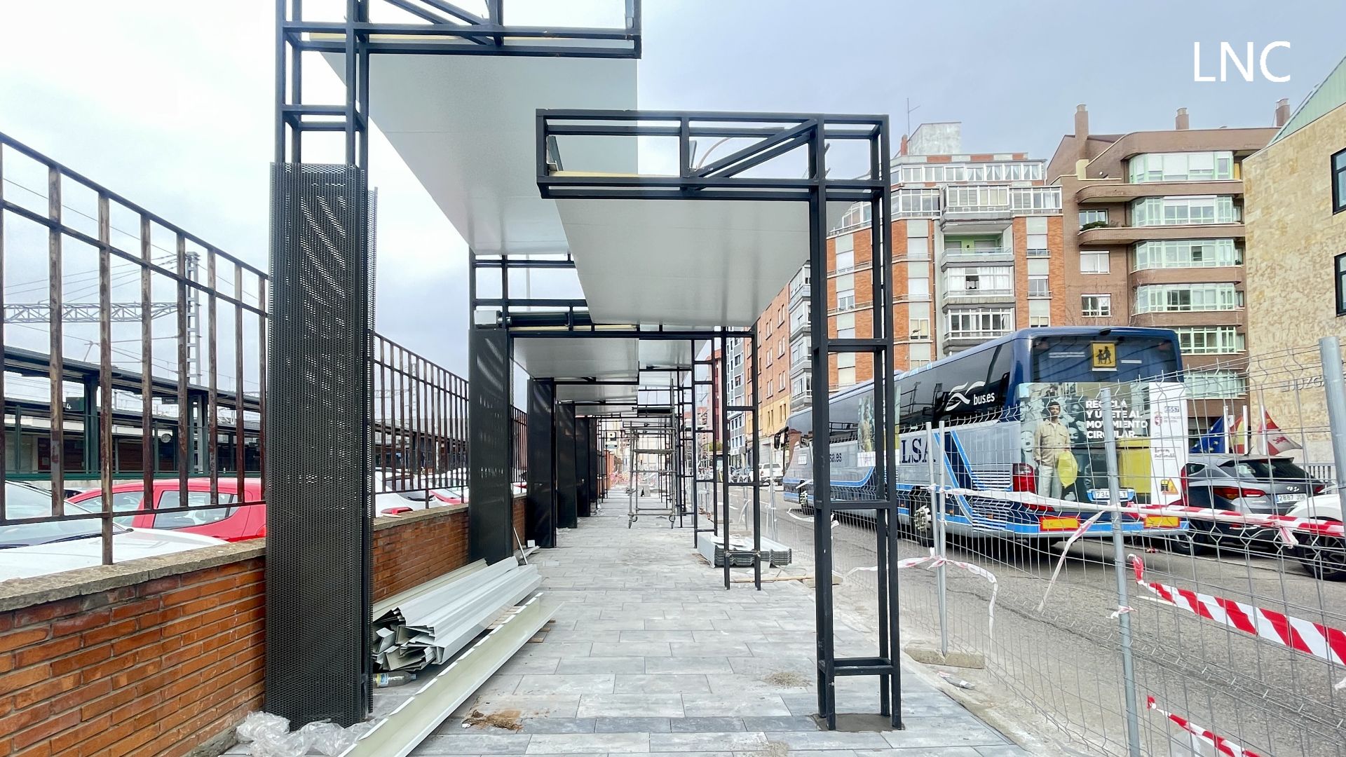 Recta final del enlace peatonal entre las estaciones de autobuses y trenes de León