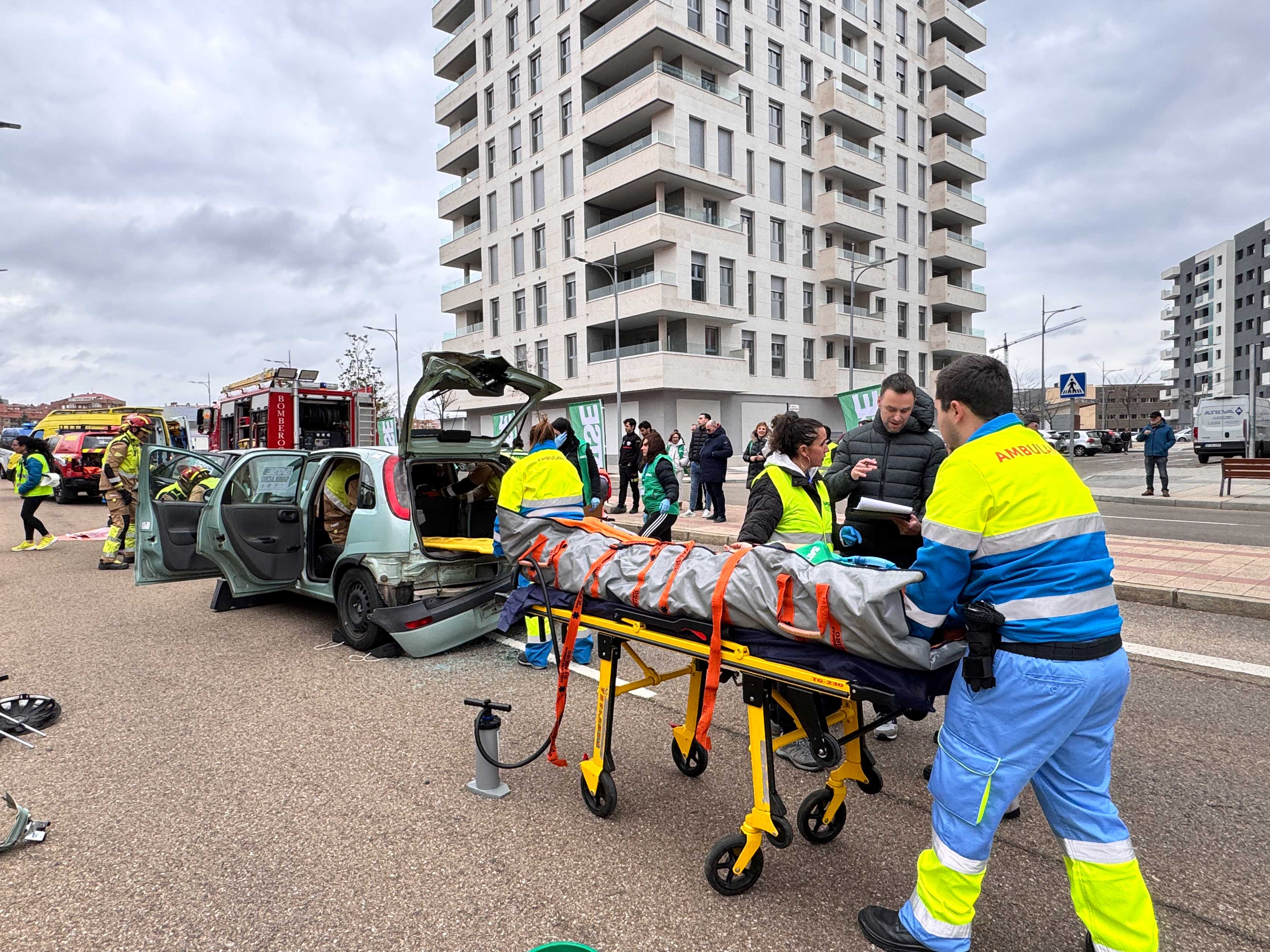 Simulacro de accidente de tráfico en la avenida de la Universidad de León. | L.N.C.