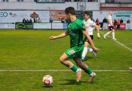 El Astorga y el Mansillés pondrán el derbi leonés en la jornada de Tercera. SAÚL ARÉN