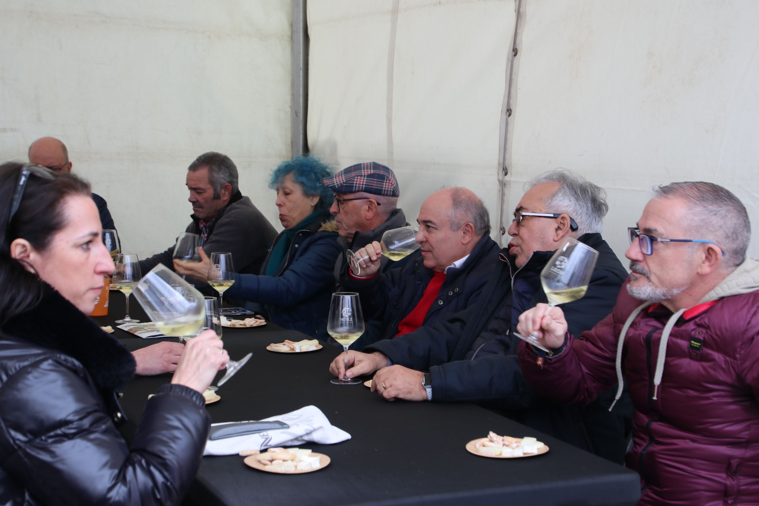 Cata de vinos de la DO León con quesos Praizal durante la Feria en la jornada de este viernes. | A.R.