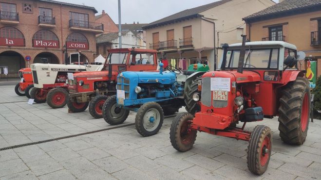 Exposición de tractores antiguos en la plaza Mayor. | A.R.