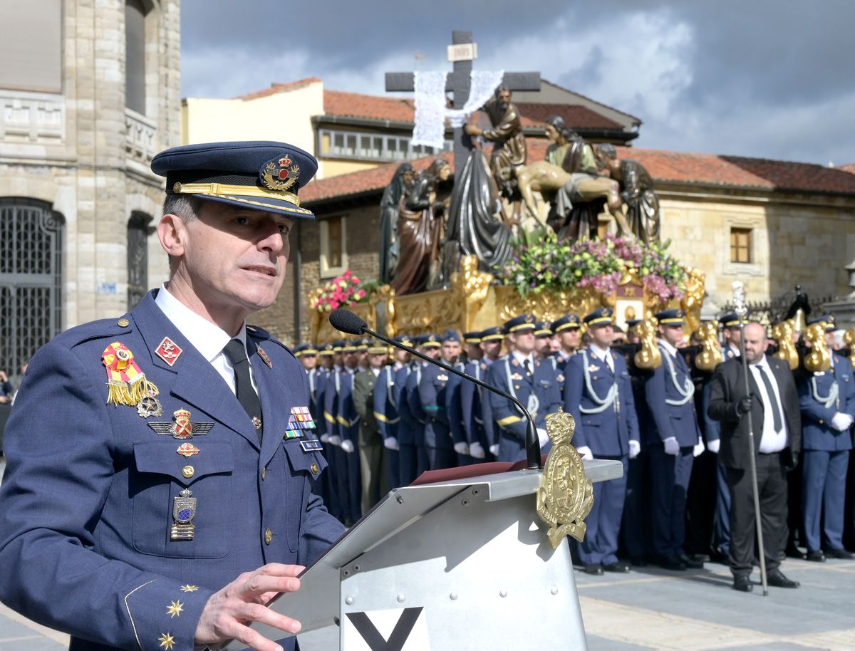 El coronel director de la ABA, Ignacio de Dompablo, y detrás el paso del Descendimiento ante la Catedral. | MAURICIO PEÑA