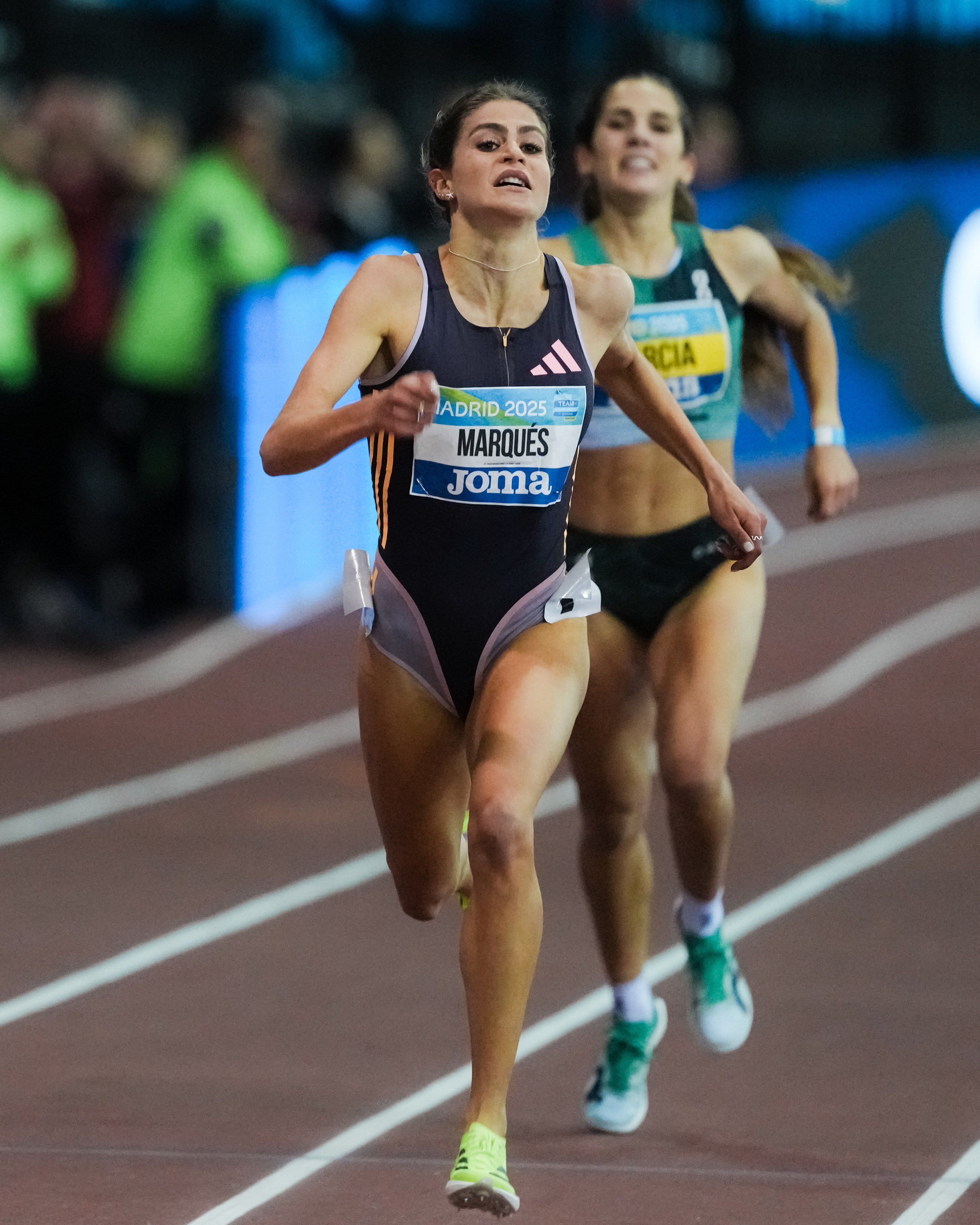 Momento final de la carrera con Marta García lamentando no llevarse el oro | RFEA