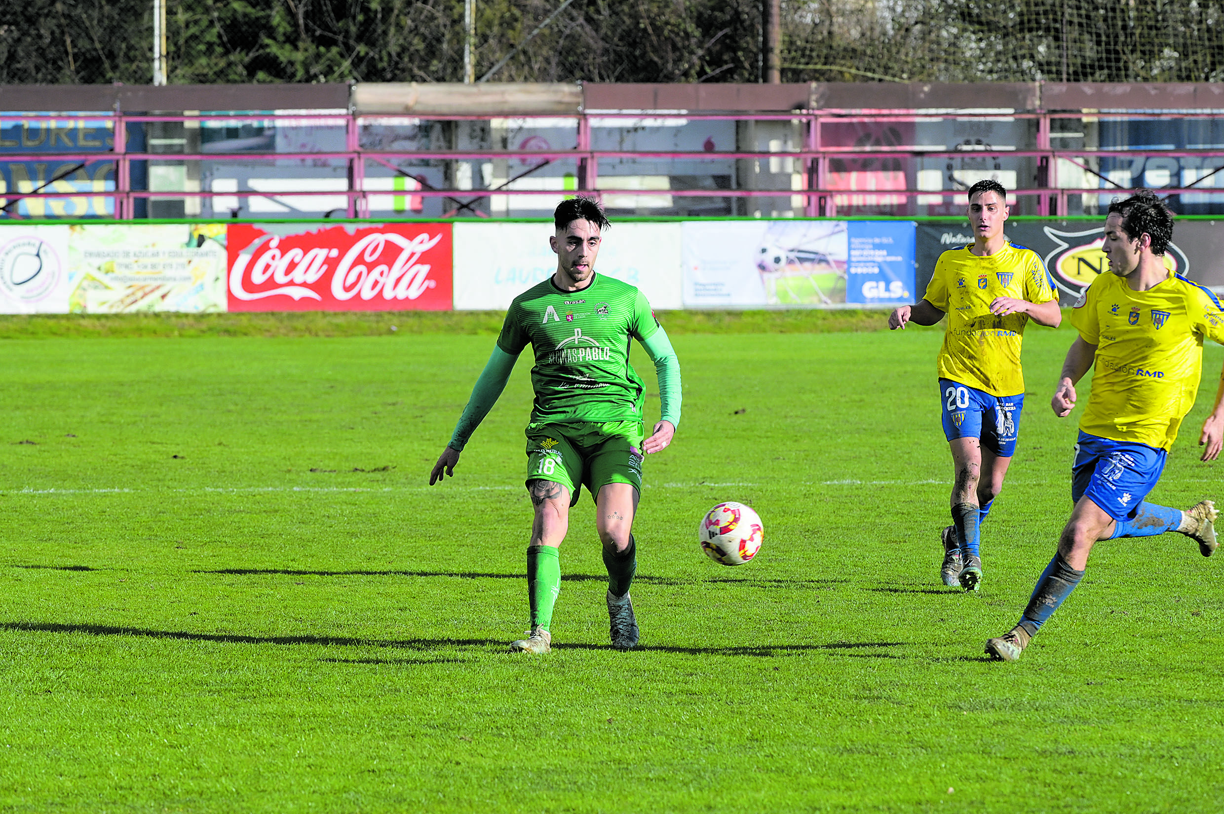 Uno de los momentos del partido entre el Astorga y el Mansillés en La Eragudina.  MAURICIO PEÑA