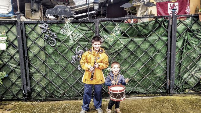 Adri Terremoto y su hermano Leo animaban cada tarde a los vecinos de Gradefes tocando el famoso ‘Resistiré’. | SALVA FERRERS