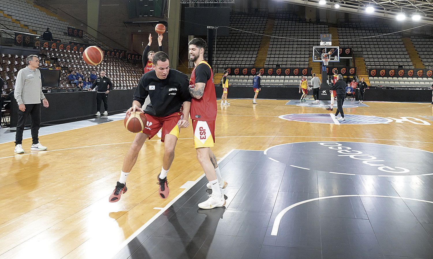 Un instante del entrenamiento de la selección española de baloncesto enLeón.  MAURICIO PEÑA