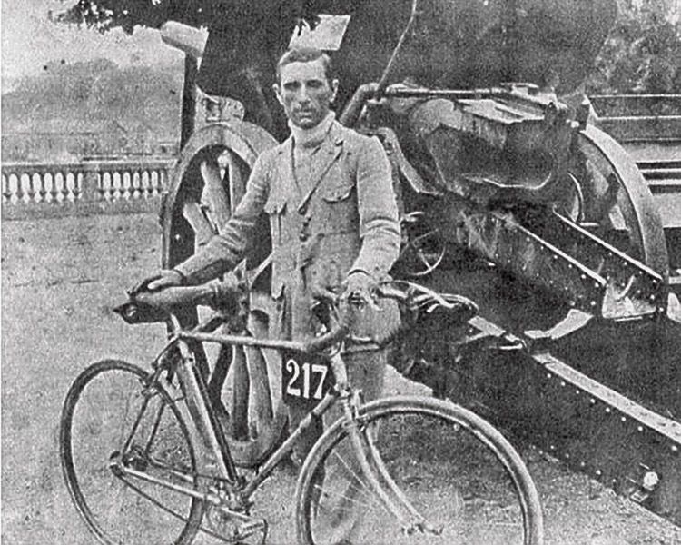 Victorino Otero con la bicicleta con la que corrió el Tour del año 1924. | L.N.C.