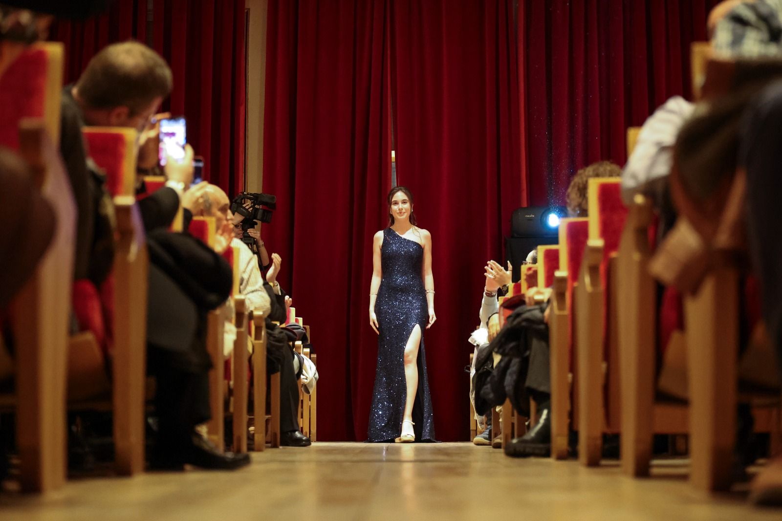 Estela Santos Román, durante la gala de proclamación de Musa del Carnaval de La Bañeza. | L.N.C.