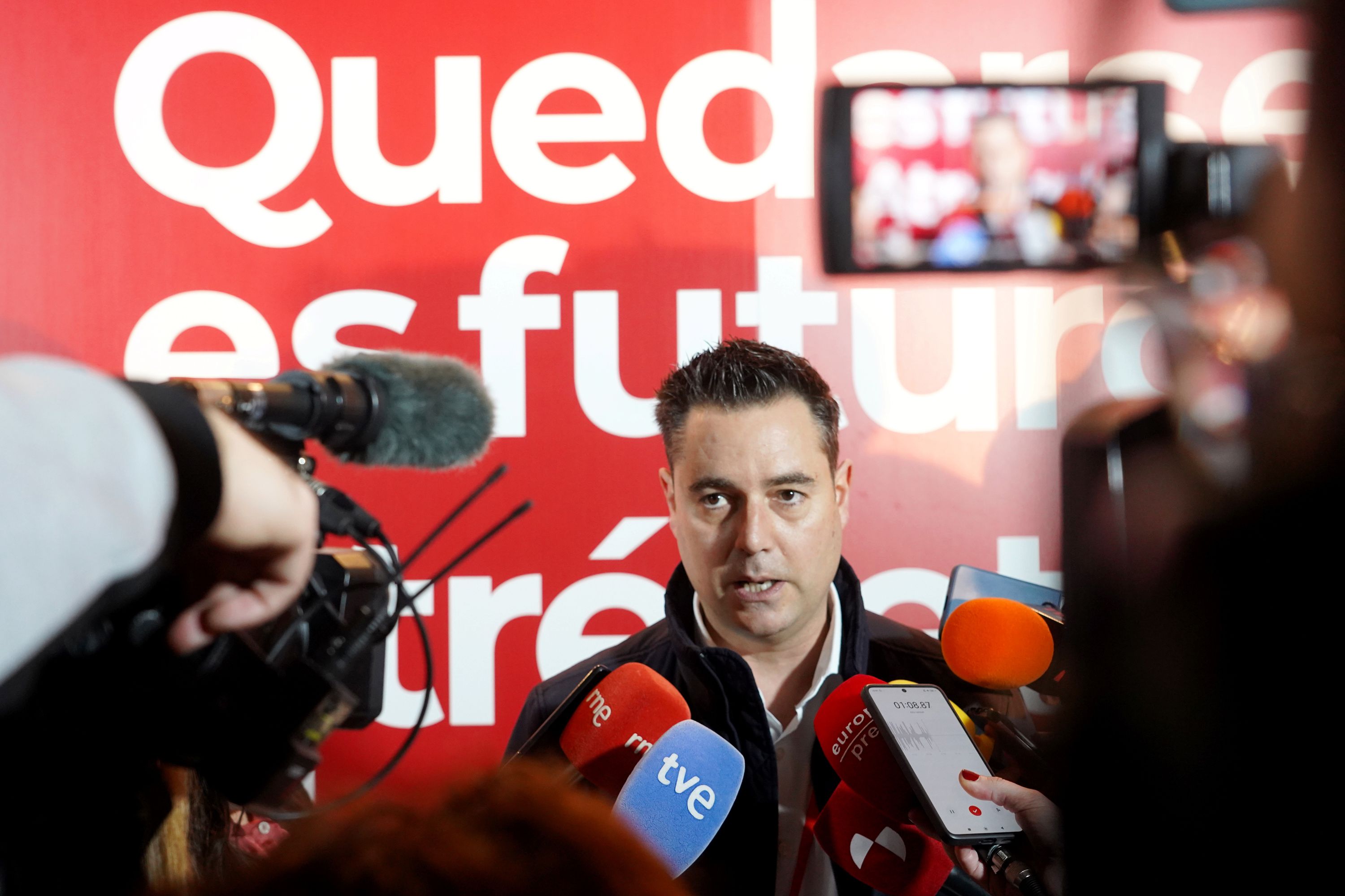 El nuevo secretario de Organización del PSOE de Castilla y León, Daniel de la Rosa, atiende a los medios. | ICAL