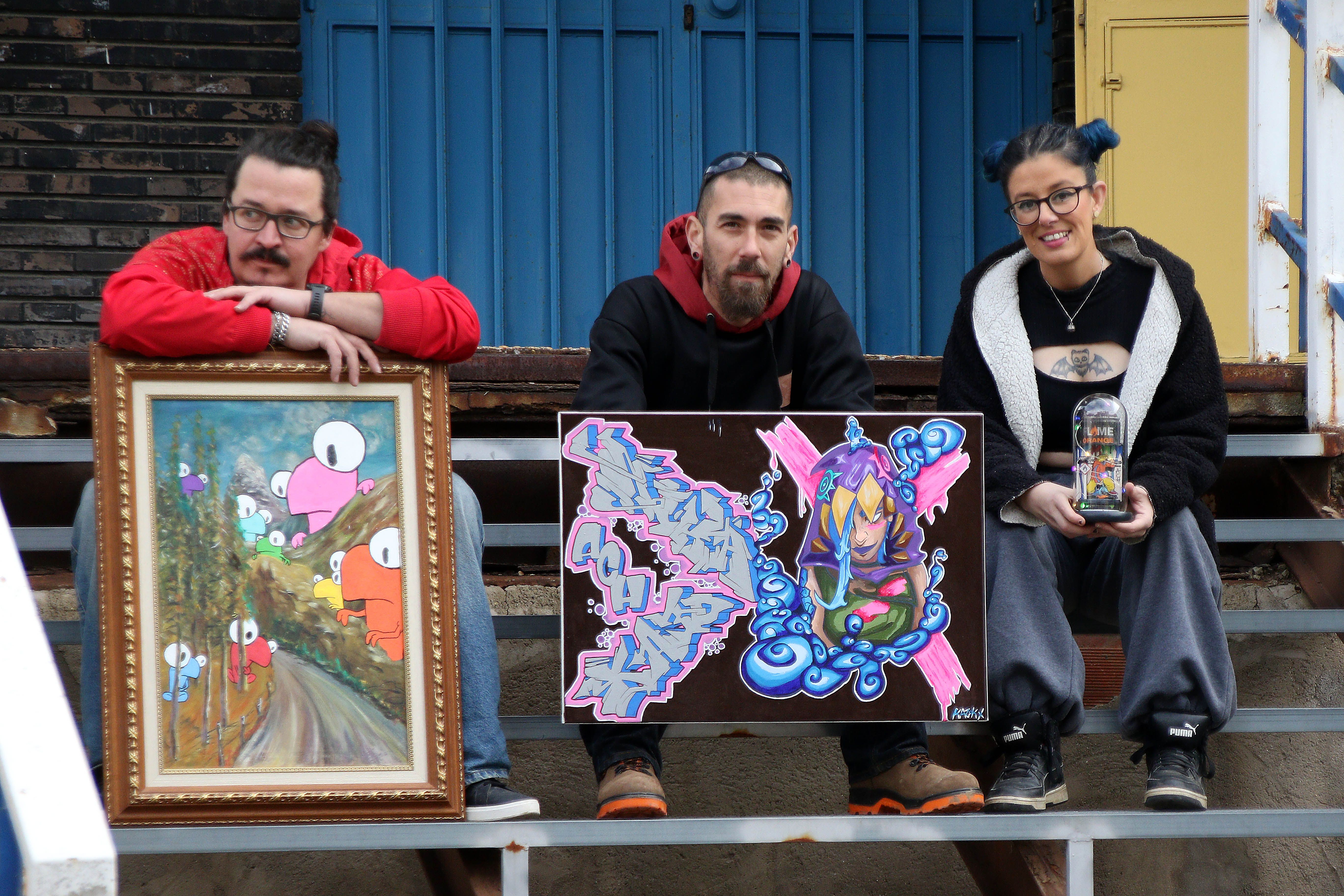 Sergio Canca, Álvaro Ampudia y Raquel Moledo posando con las obras que exhibirán. | PEIO GARCÍA