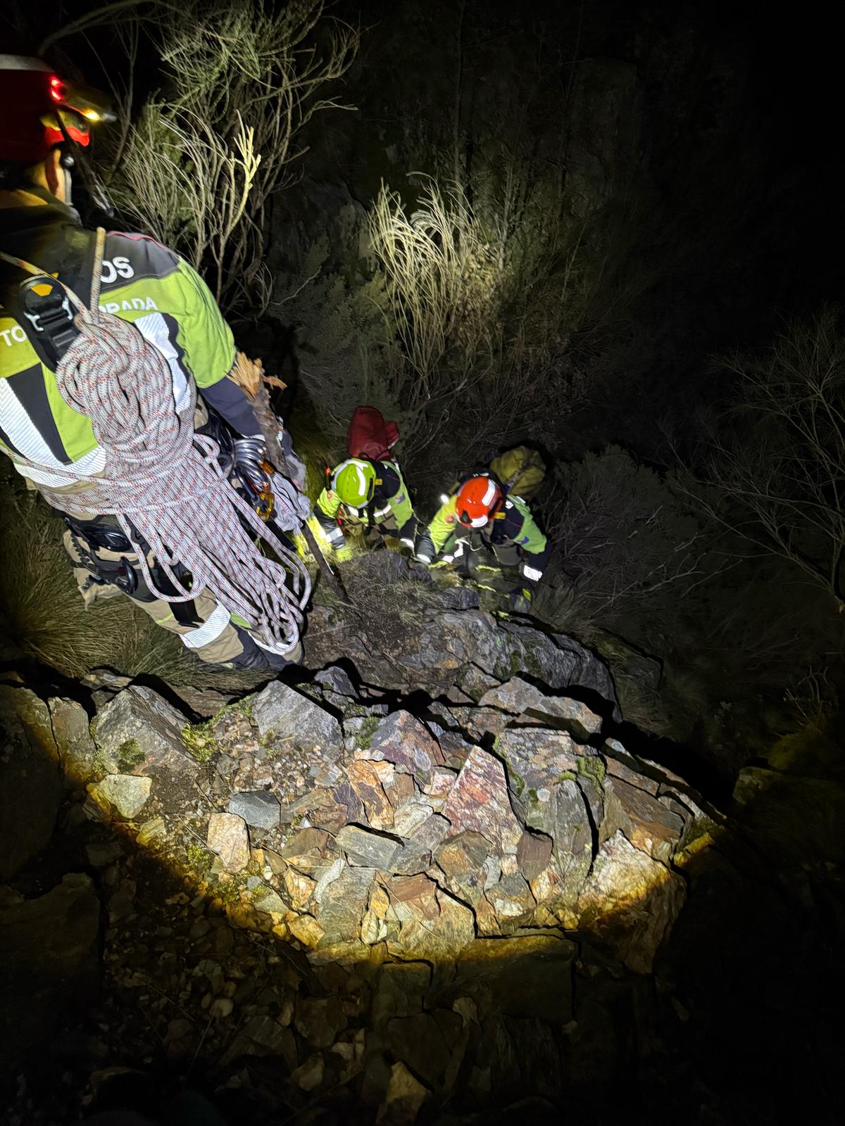 Rescate en la zona de difícil acceso en la Peña del Seo. | BOMBEROS PONFERRADA