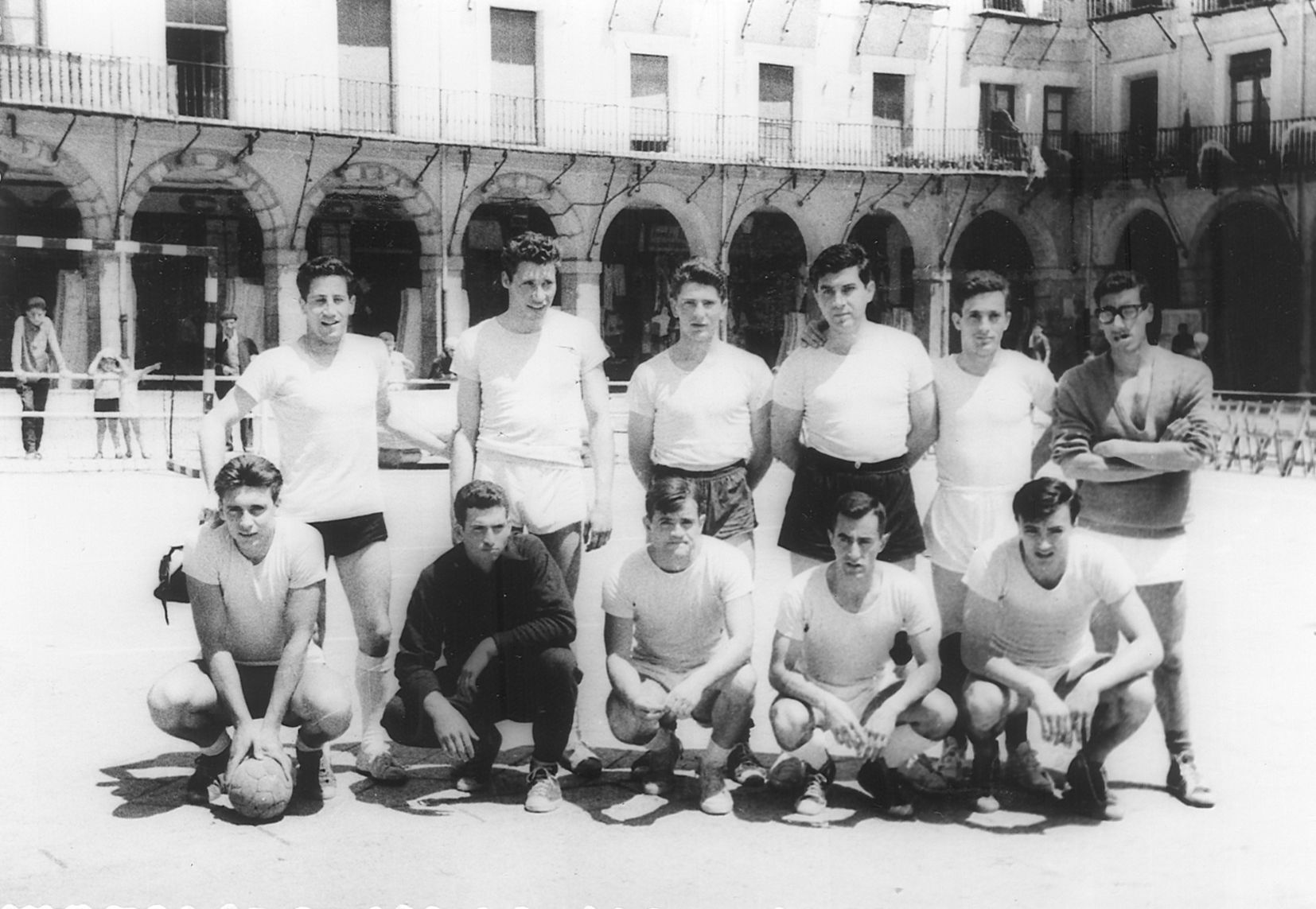 Ángel arriba, el segundo por la derecha, antes de empezar un partido en la Plaza Mayor.