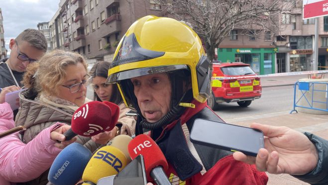 El jefe de bomberos, Olivier Bao, atendiendo a los medios de comunicación. | J.F.