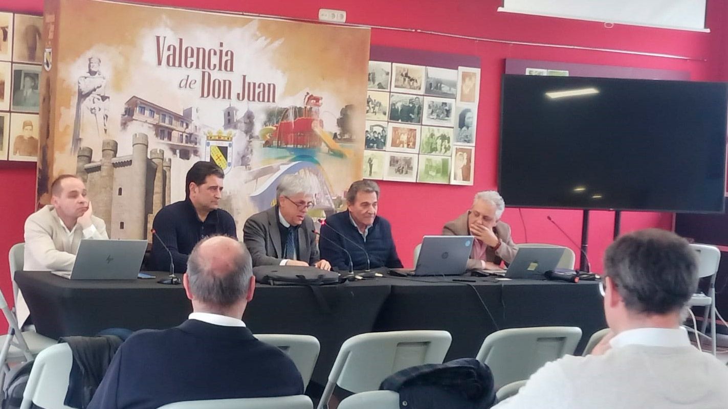 Eduardo Diego y Fidentino Reyero durante la jornada junto al alcalde, Ricardo Barrientos. | L.N.C.