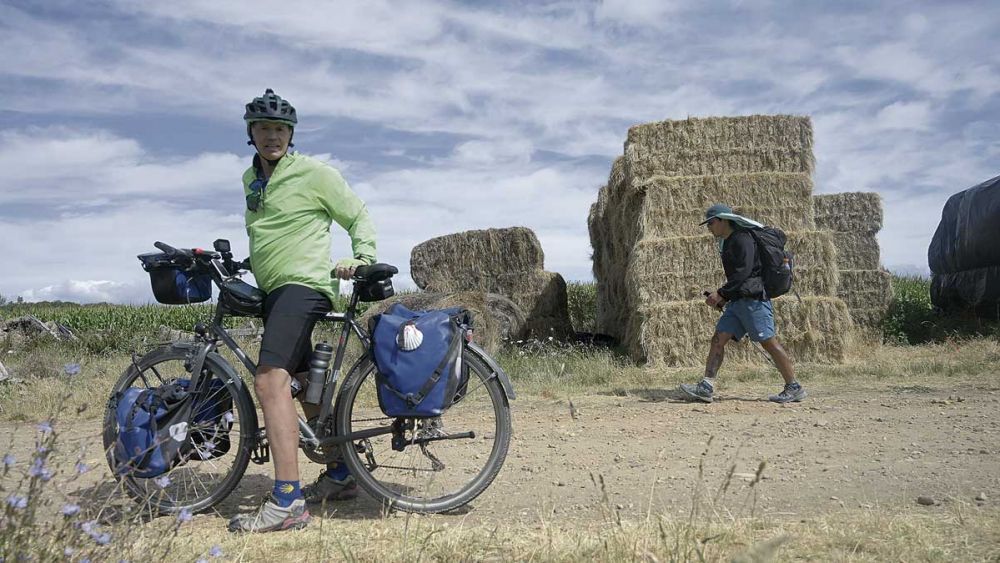 Peregrinos haciendo el Camino de Santiago. |  JESÚS F. SALVADORES