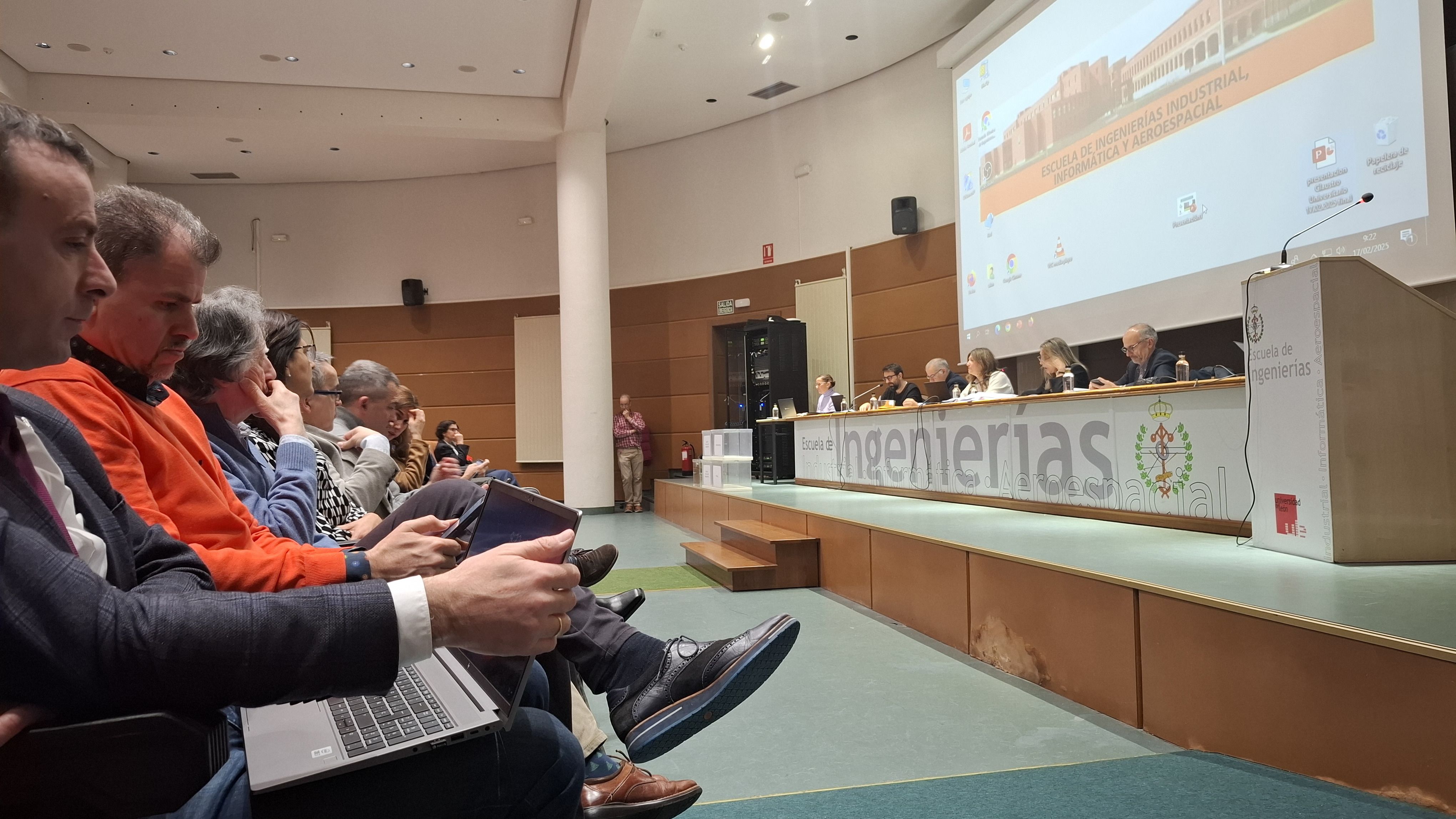 El claustro de la Universidad se reunió este lunes. 