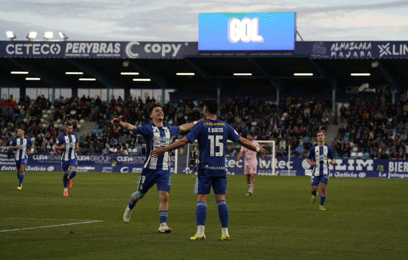 Bustos y Yeray celebrando el segundo gol del asturiano ante la Segoviana. SDP