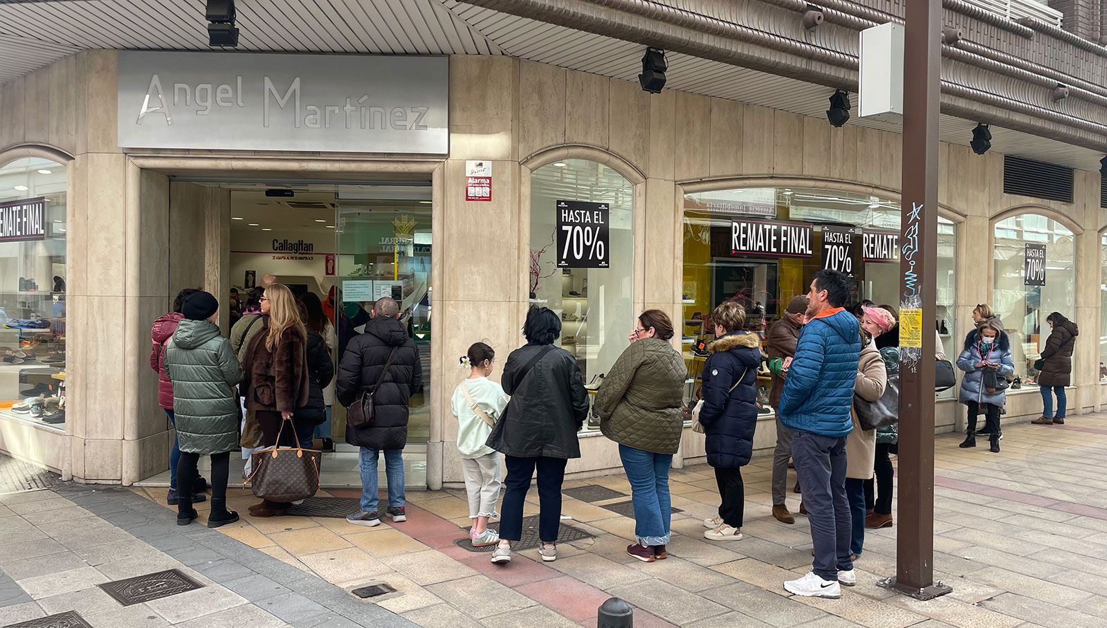 Colas en la puerta de la zapatería