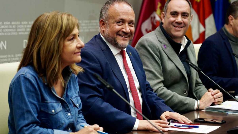 El presidente de la Diputación junto a los diputados Valentín Martínez y Ana Arias. | ICAL