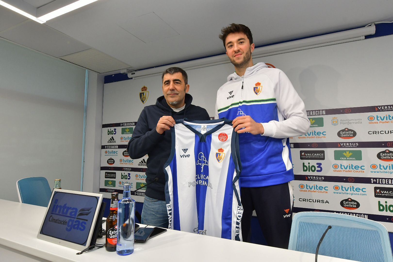 Momento de la presentación de Pau Treviño con el Clínica Ponferrada. QUINITO