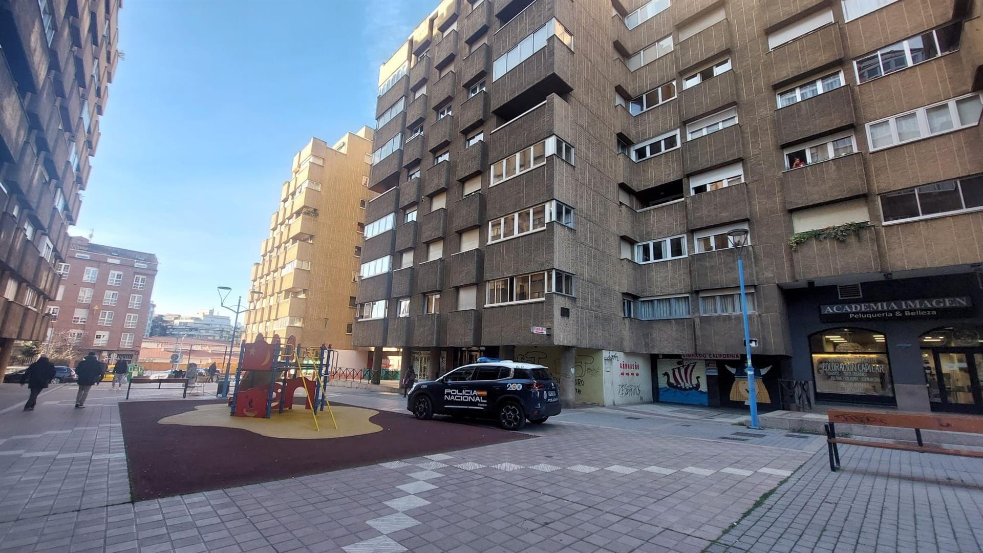 Una patrulla de la Policía Nacional en la plaza Odón Alonso, donde han ocurrido los hechos.