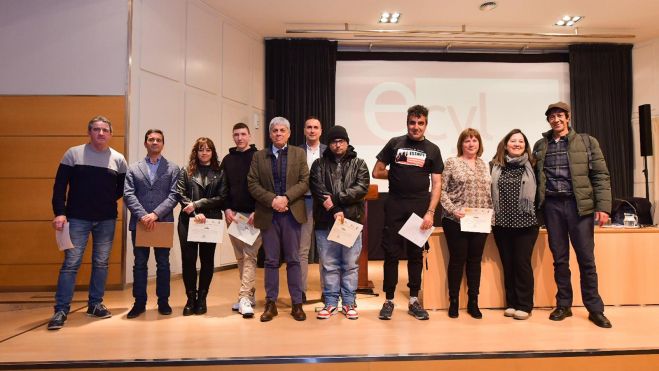 Alumnos de Sancedo con sus diplomas.