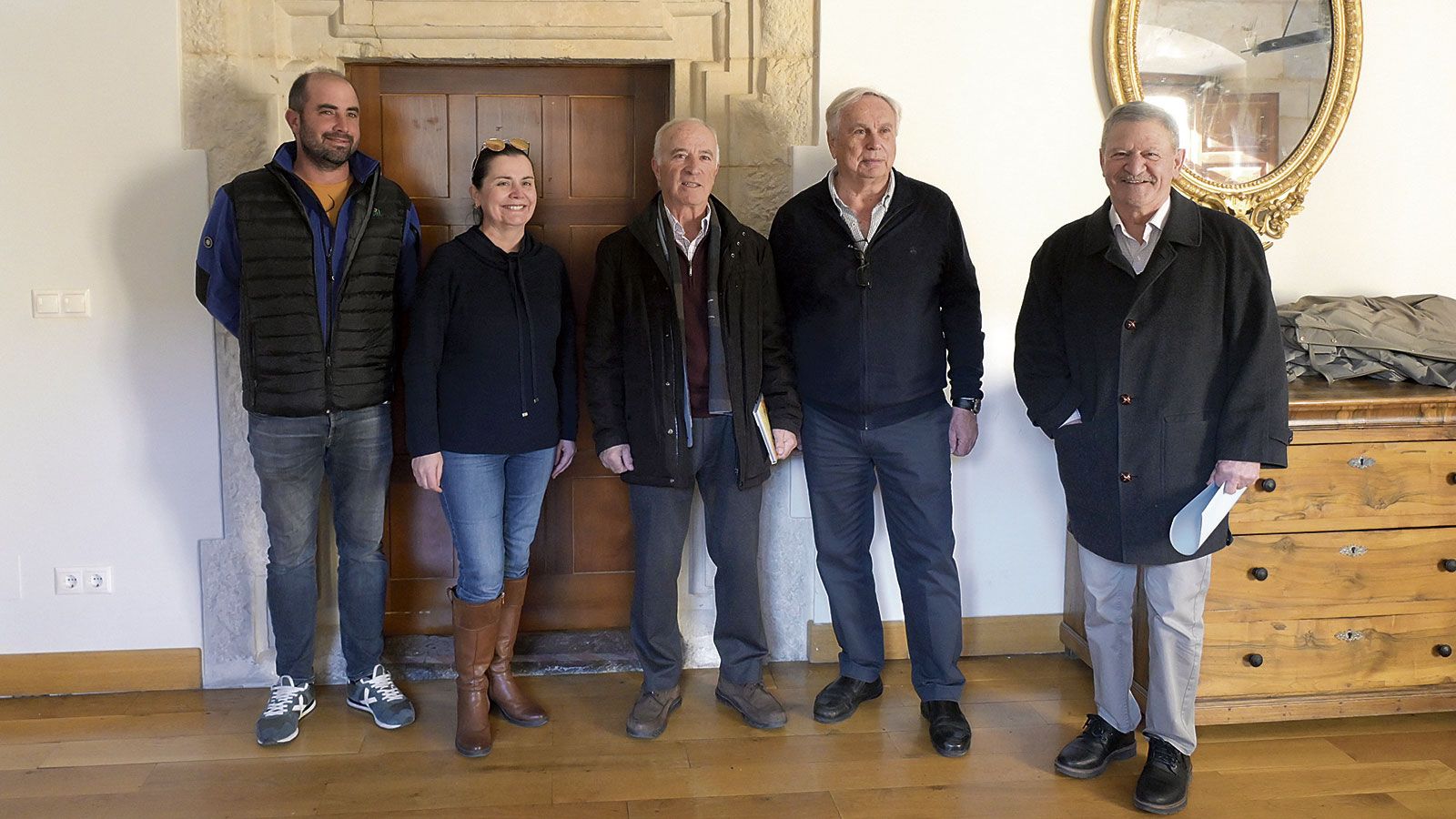 Uno de los Amigos del Camino de Künig, la alcaldesa Esperanza Marcos, Anselmo Reguera, Tomás Álvarez y Luis Gutiérrez en los instantes previos al acto celebrado en San Isidoro. | MAURICIO PEÑA