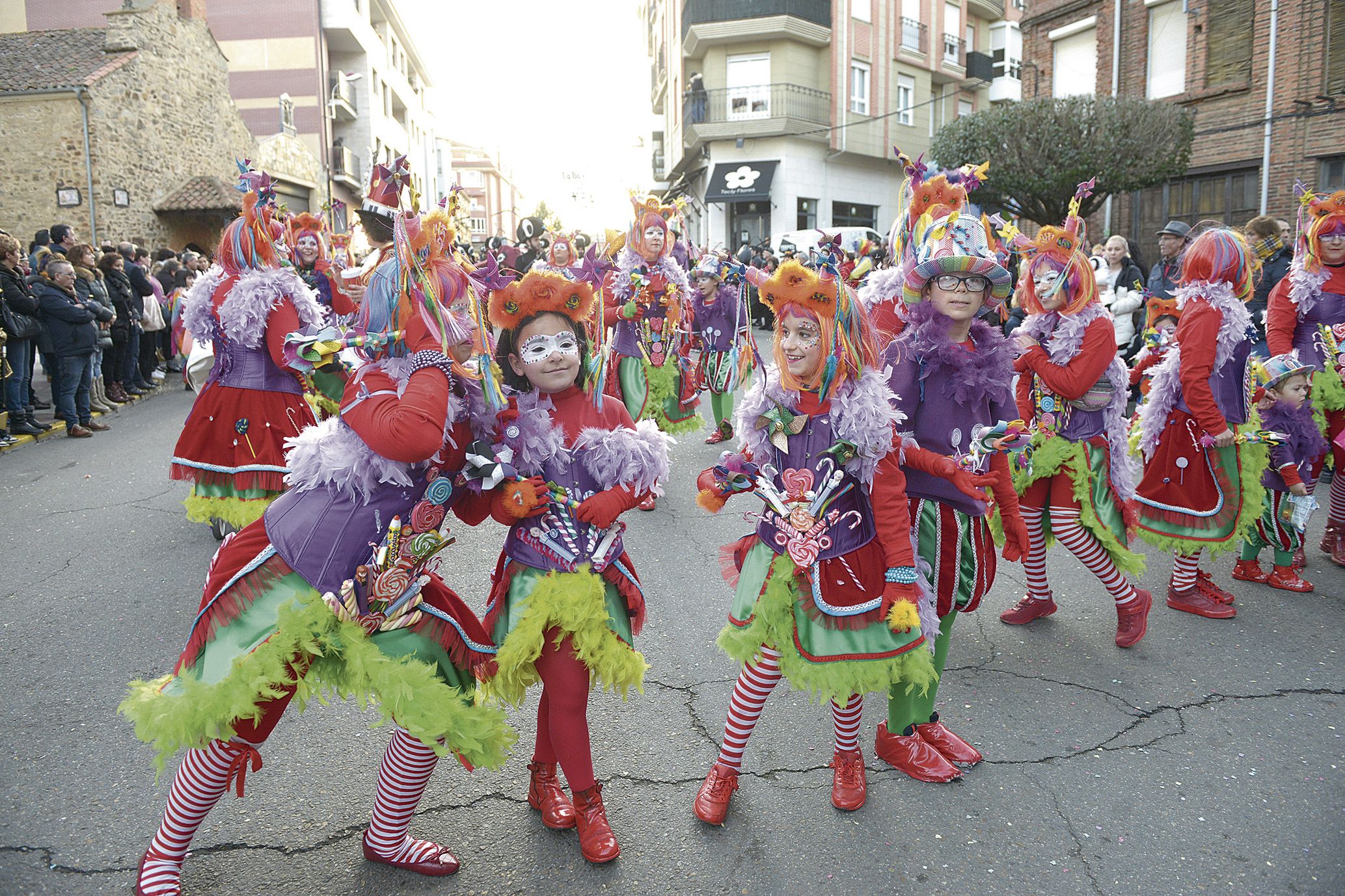 El Carnaval de la Bañeza también goza de mucha cantera, con un  gran desfile infantil durante el lunes. | MAURICIO PEÑA