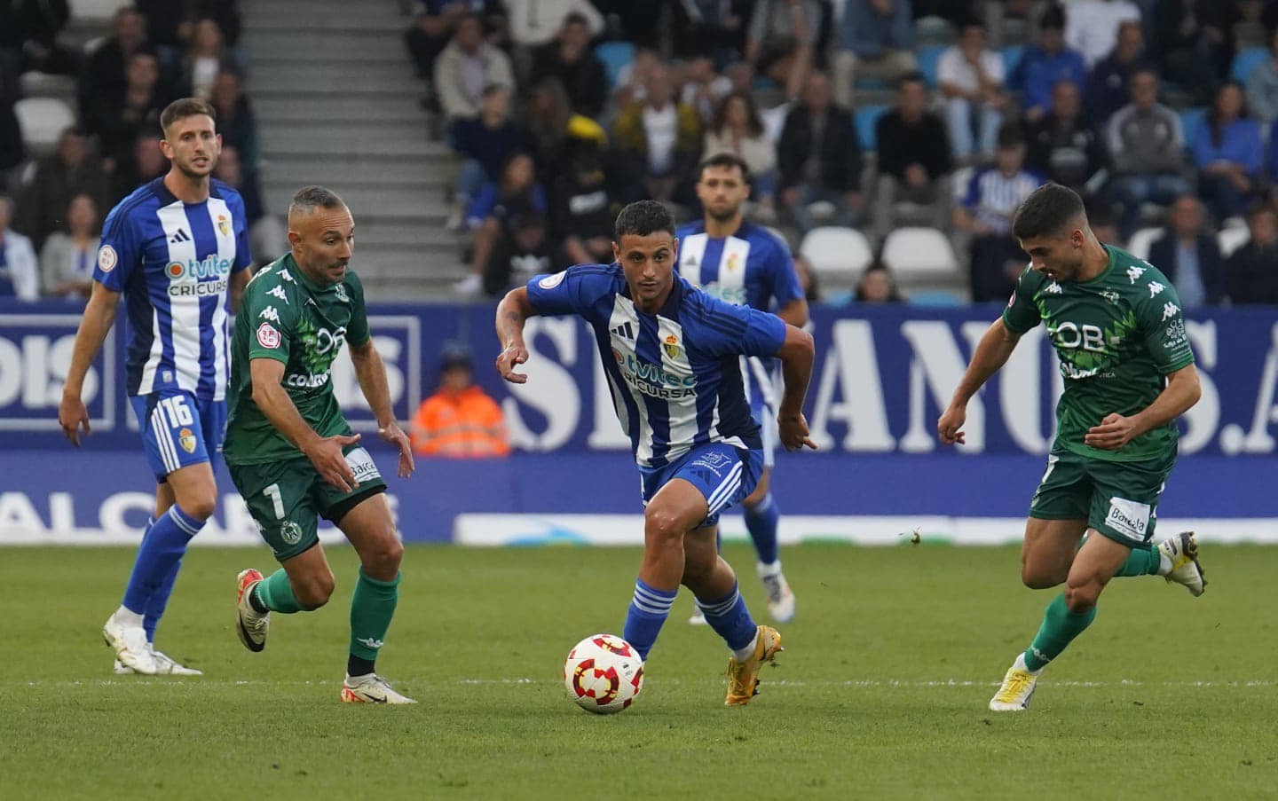 Esquerdo durante el partido ante el Arenteiro en El Toralín.