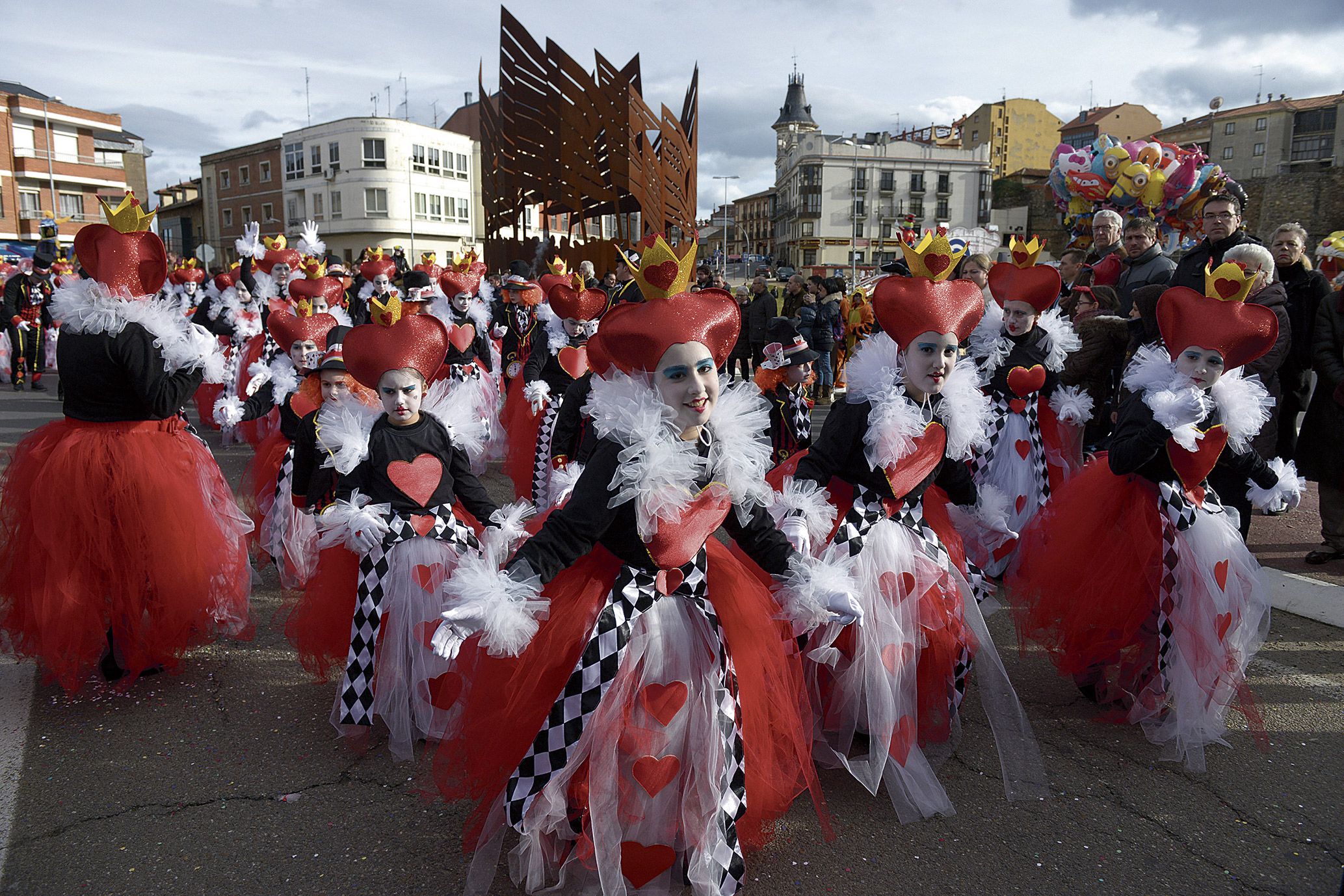 El gran desfile del sábado por las calles de la ciudad es uno de los platos fuertes del Carnaval astorgano que reúne a más de mil participantes. | MAURICIO PEÑA