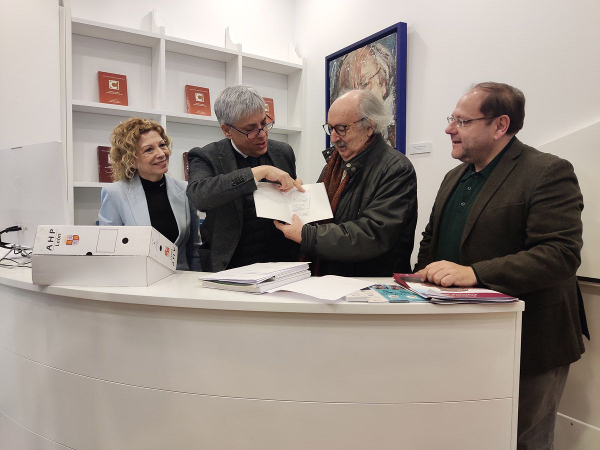 Eduardo Diego, Antonio Colinas y javier Carrera durante la recepción de los documentos. | A. RODRÍGUEZ