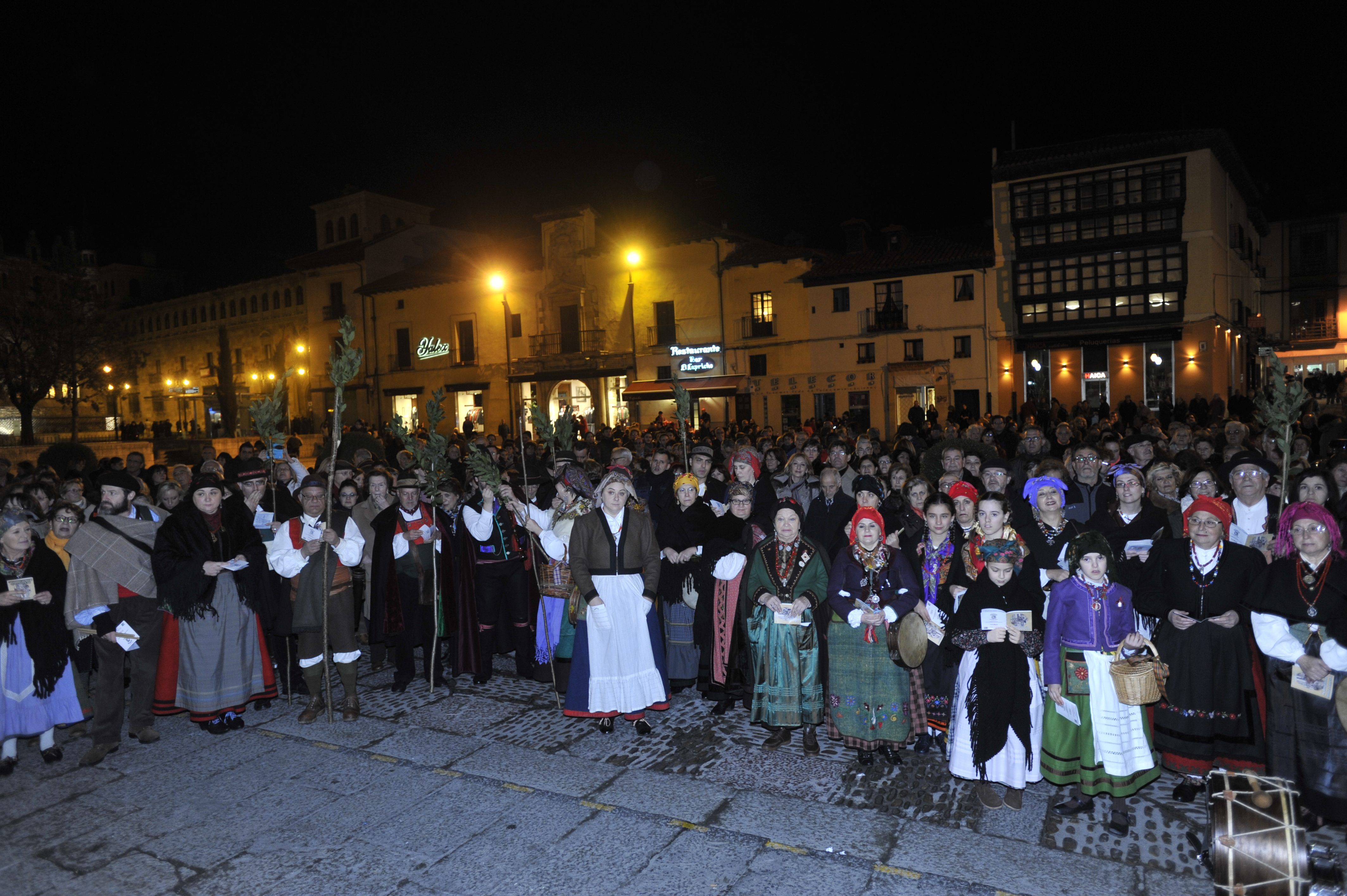 Los ‘marzeros’ se congregan (en la plaza de San Marcelo, en la cita 25) para esperar el permiso de la autoridad y escuchar el pregón laudatorio. | DANIEL MARTÍN