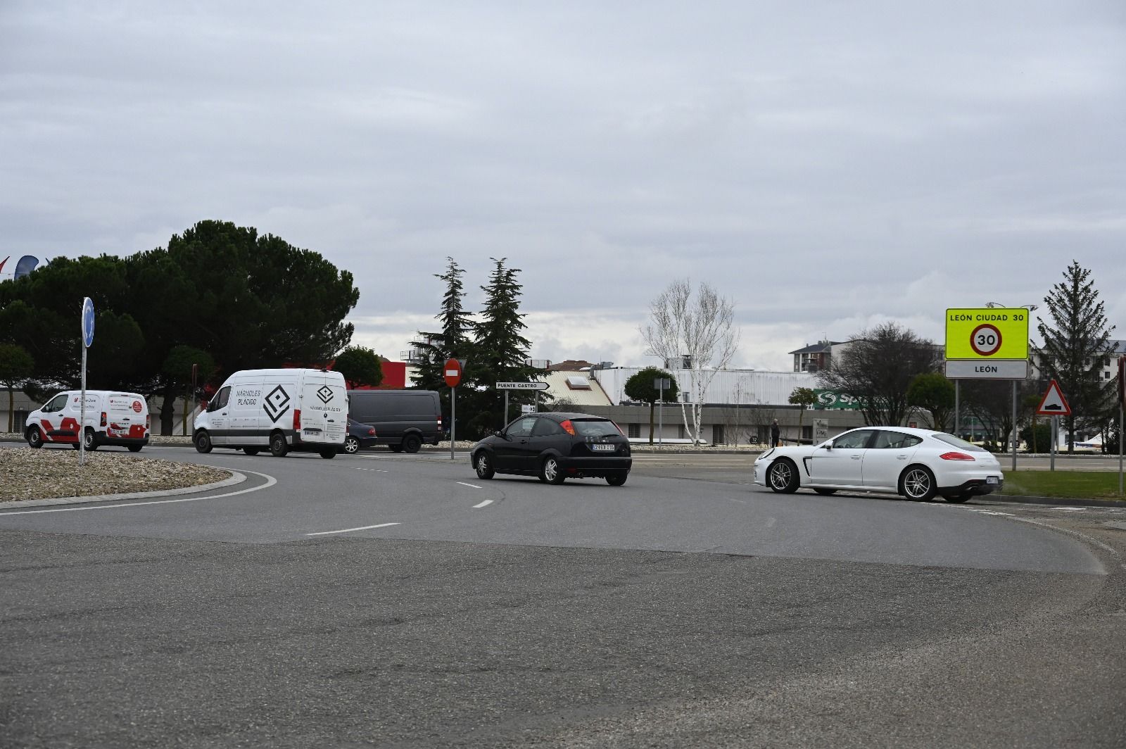 La glorieta de Carrefour es la más problemática de la ciudad de León. | SAÚL ARÉN