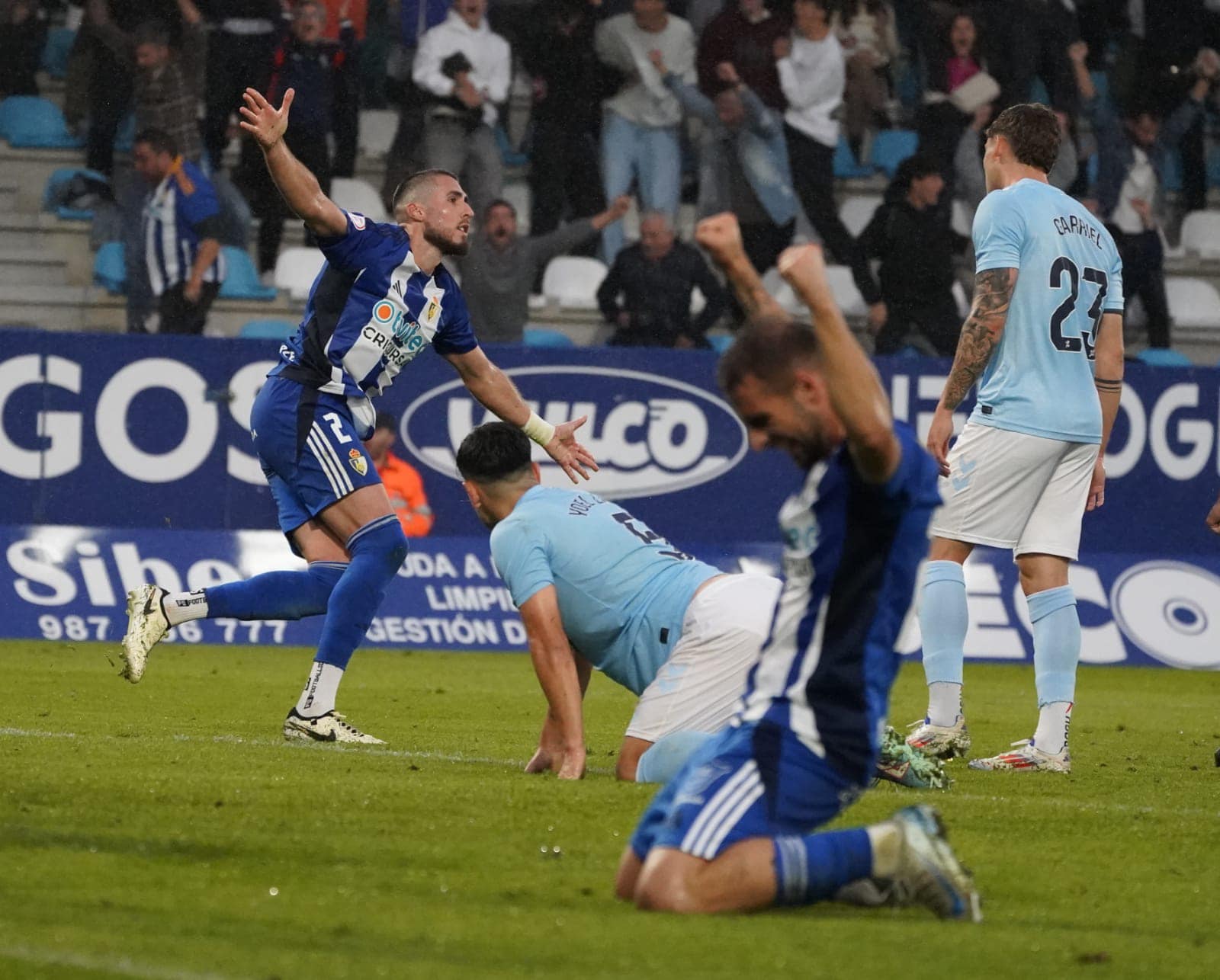 Momento del gol de Andújar en el último minuto del partido de ida entre la Ponferradina y el Celta Fortuna en El Toralín. SDP