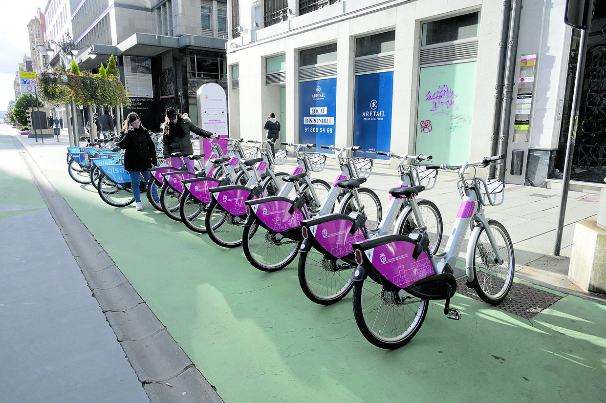 Nuevas bicis eléctricas instaladas esta semana en Ordoño dentro del sistema de préstamo del Ayuntamiento de León. | MAURICIO PEÑA