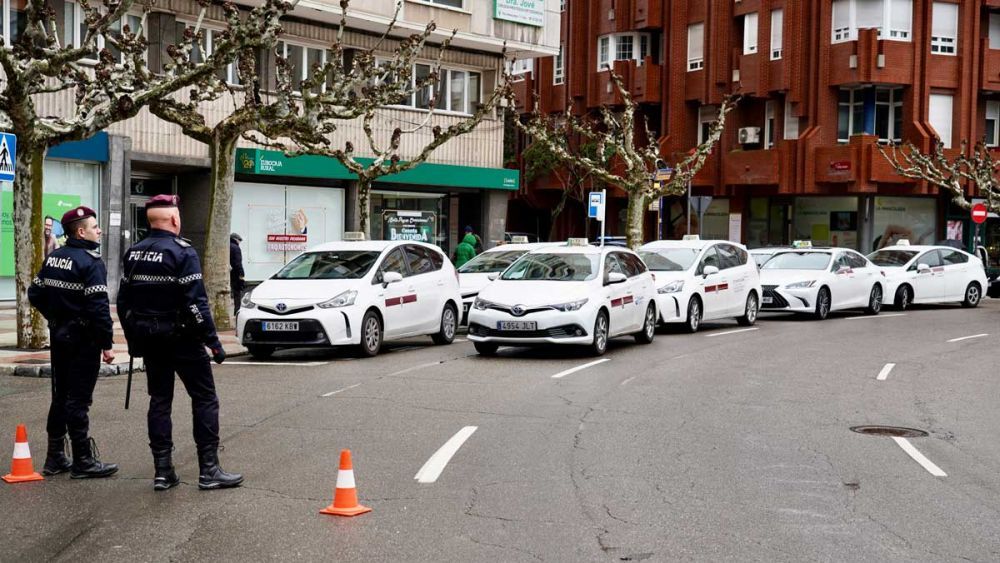 El Ayuntamiento de León anuncia una moratoria en la concesión de nuevas licencias de taxi. | MAURICIO PEÑA